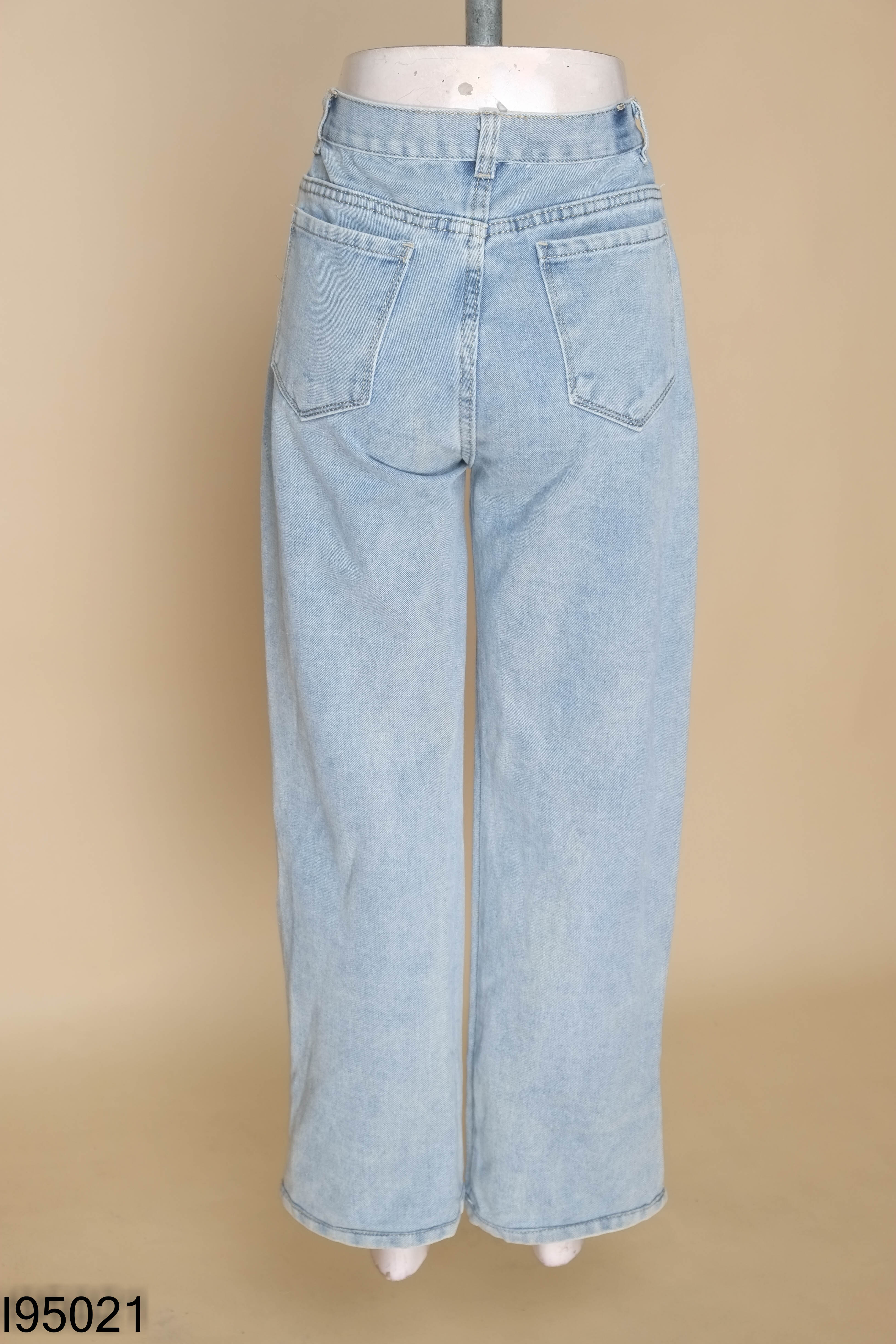 Quần jeans xanh nhạt xẻ gấu