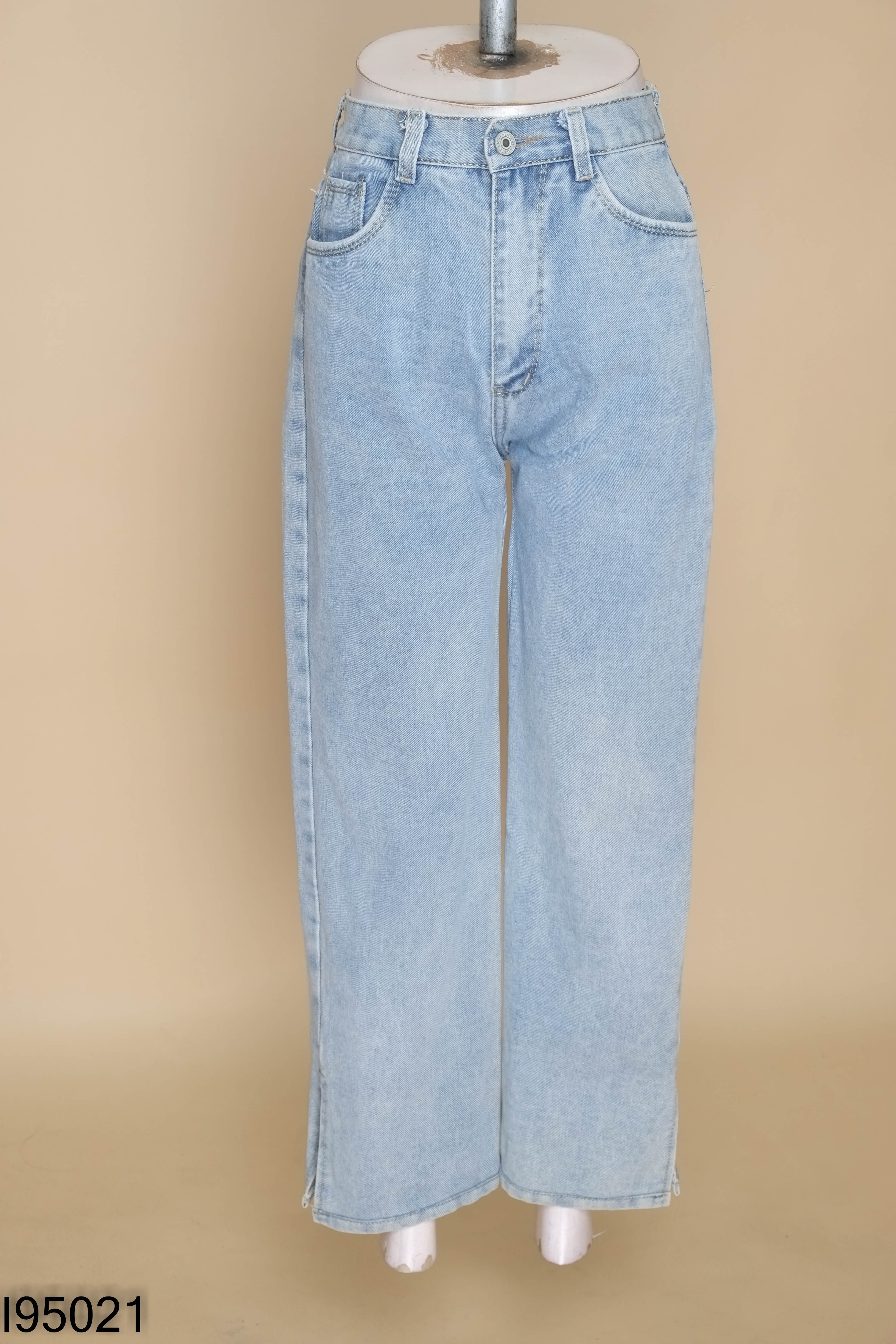 Quần jeans xanh nhạt xẻ gấu