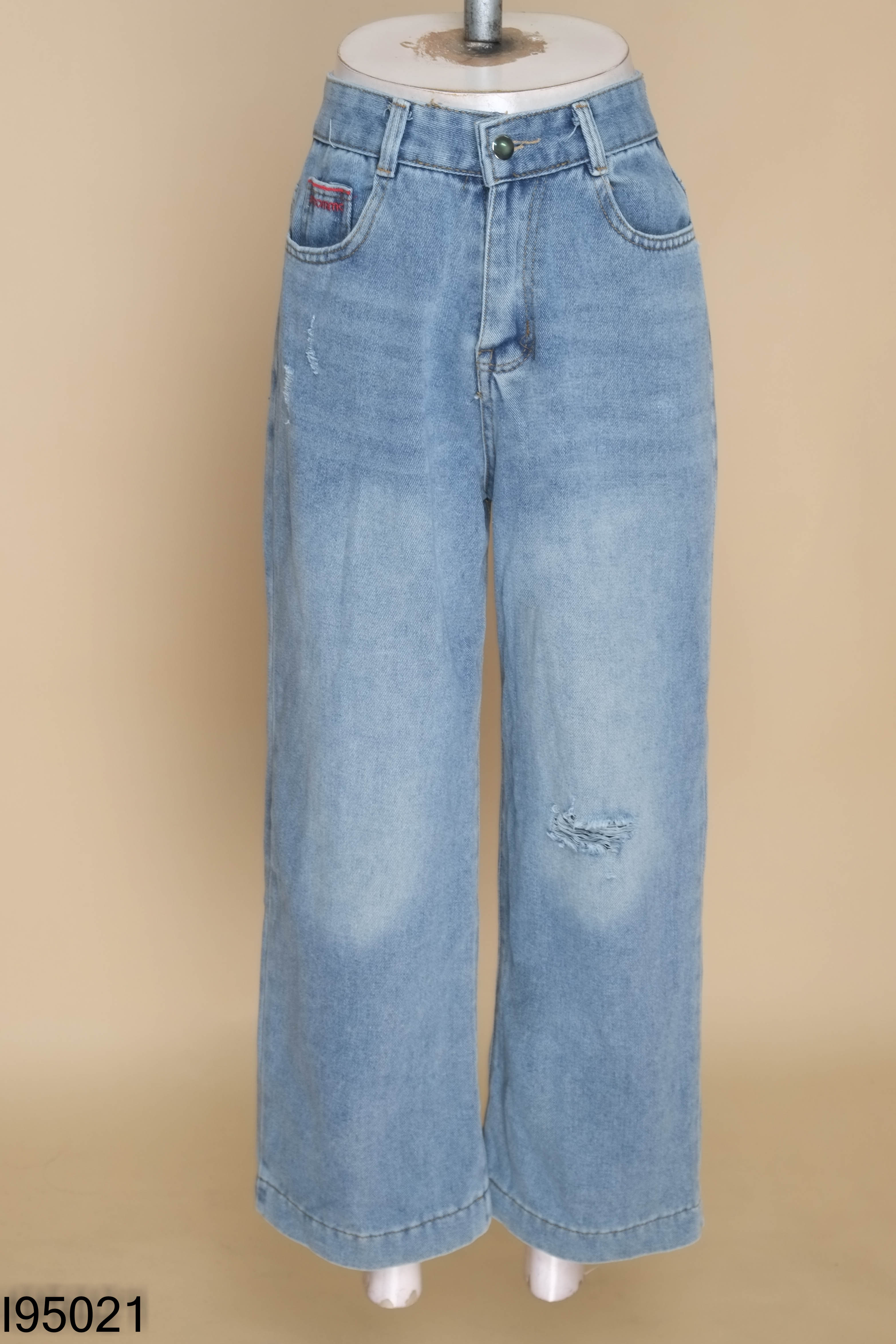Quần jeans xanh rách