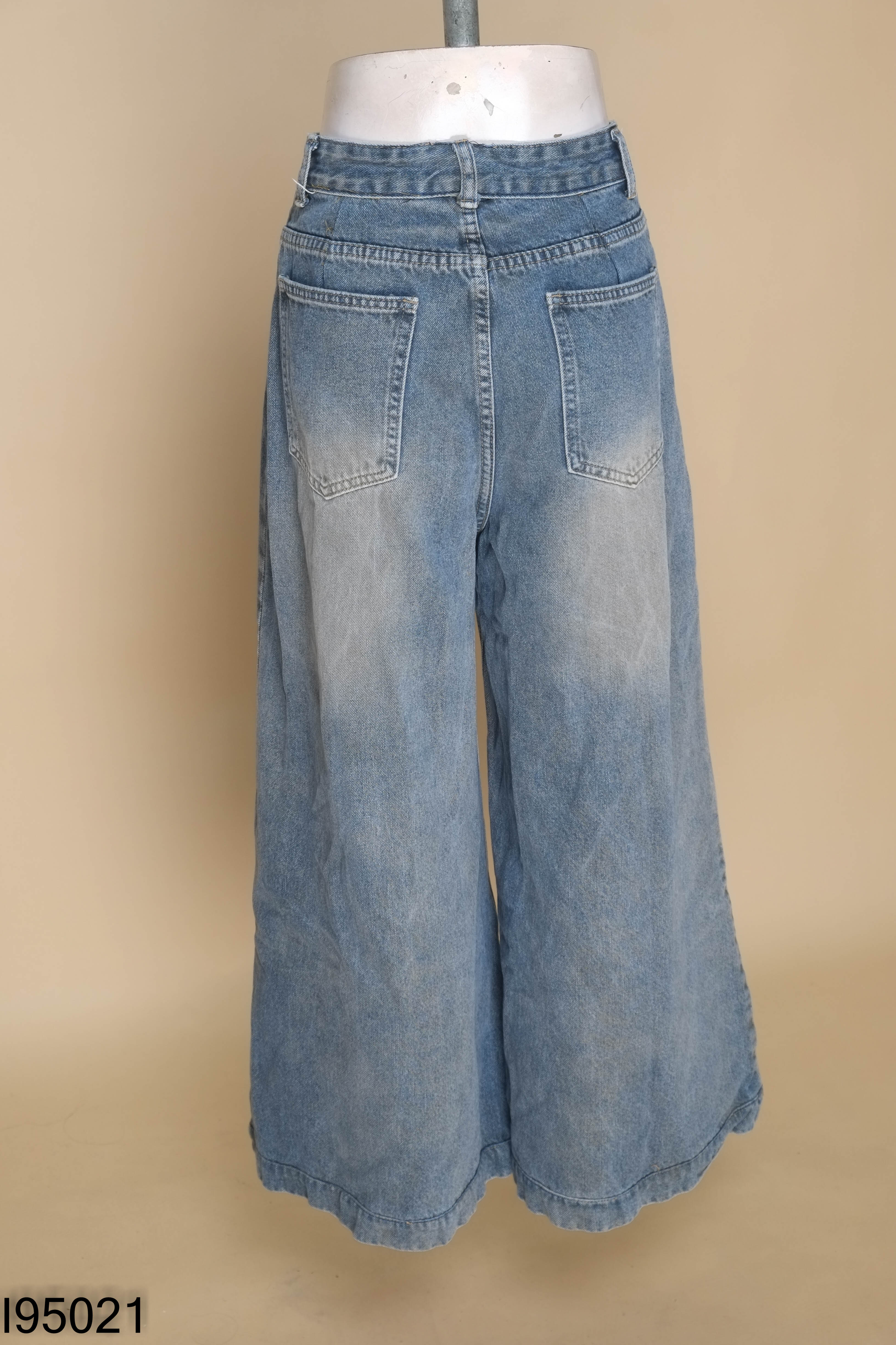 Quần jeans xanh ống rộng