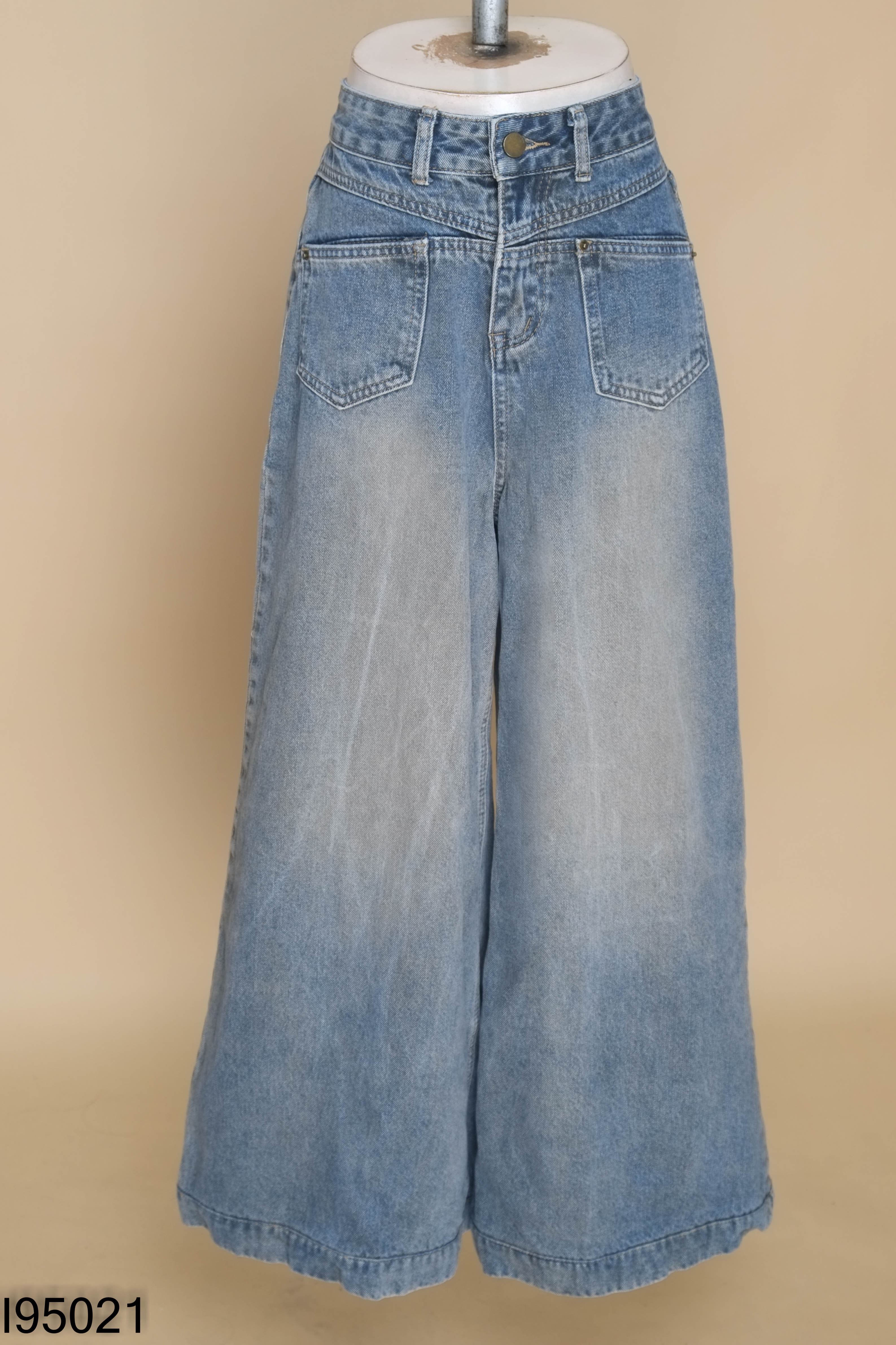 Quần jeans xanh ống rộng