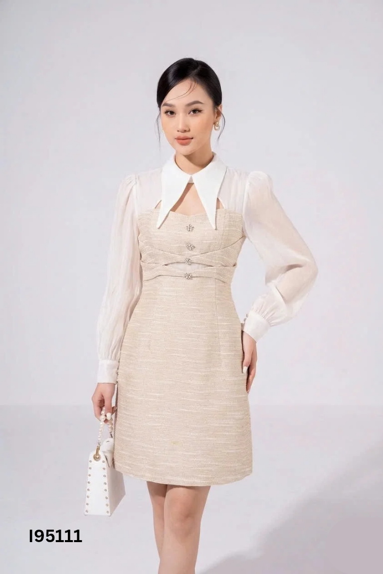Váy be đính charm cổ nhọn