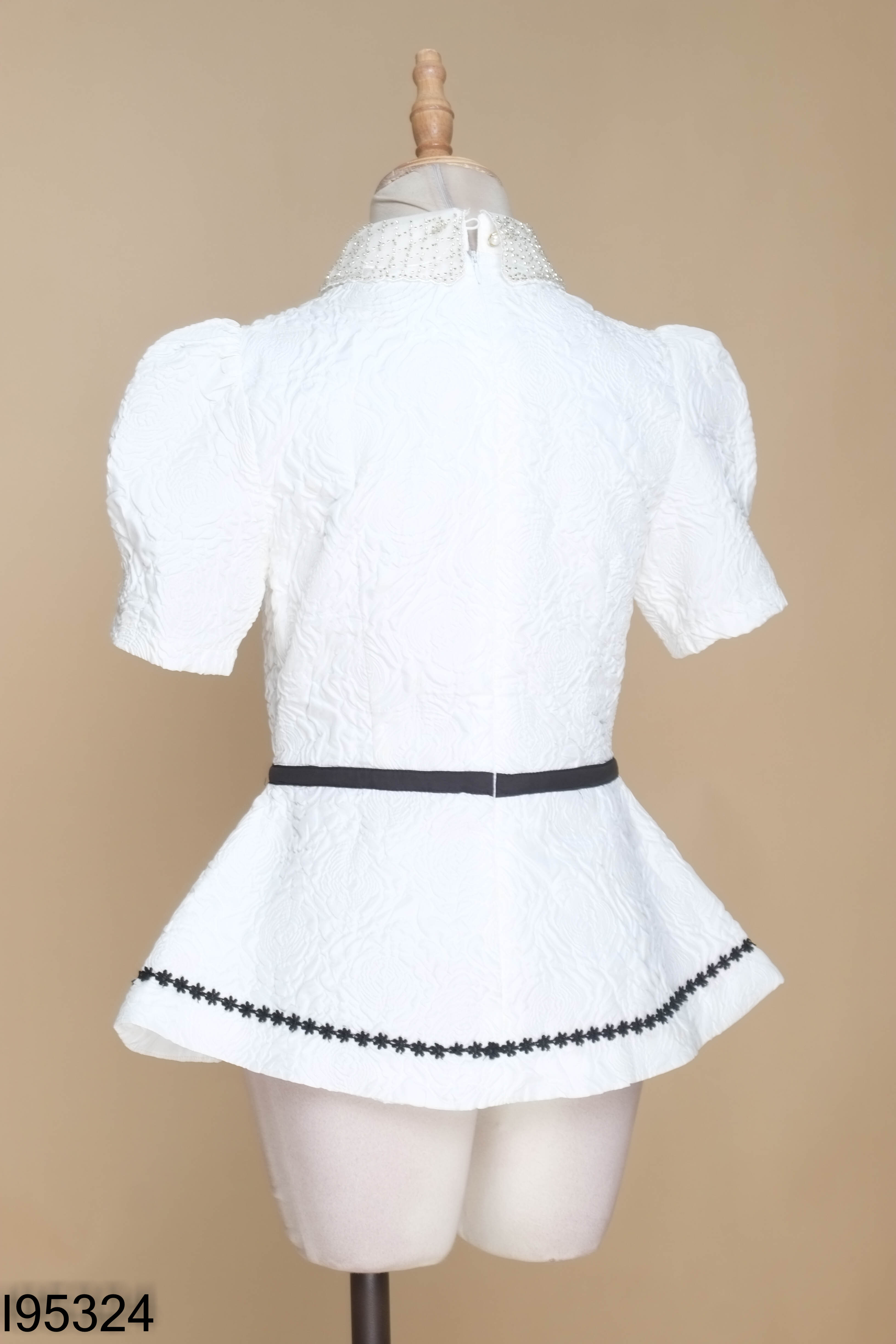 NEWTAG Áo trắng cổ đính cườm