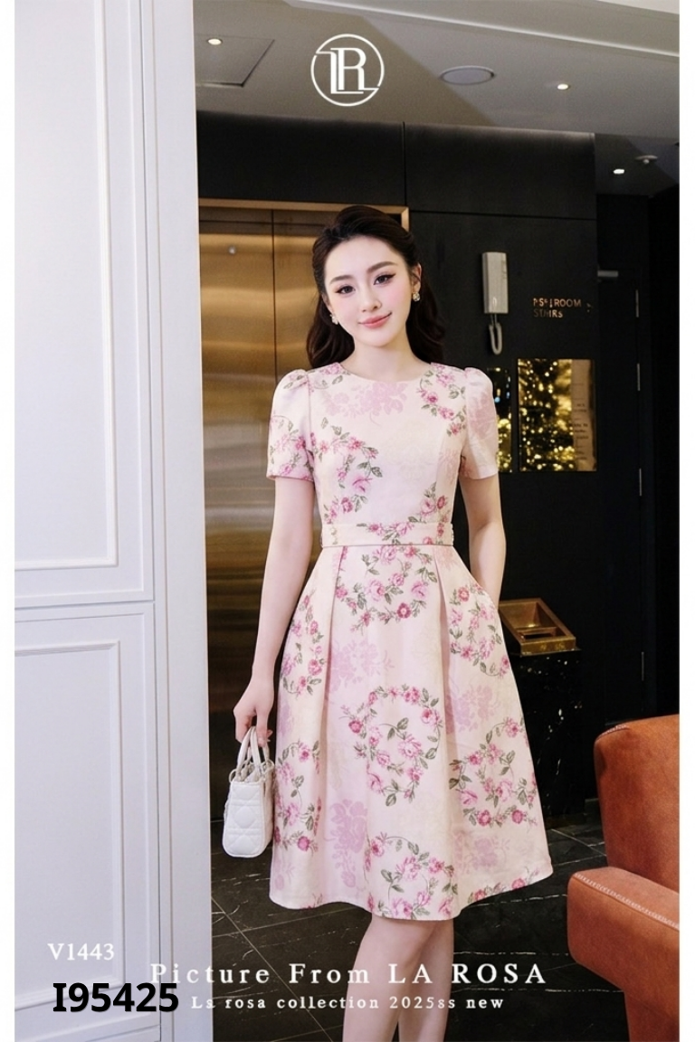 Váy kem hoa hồng tím