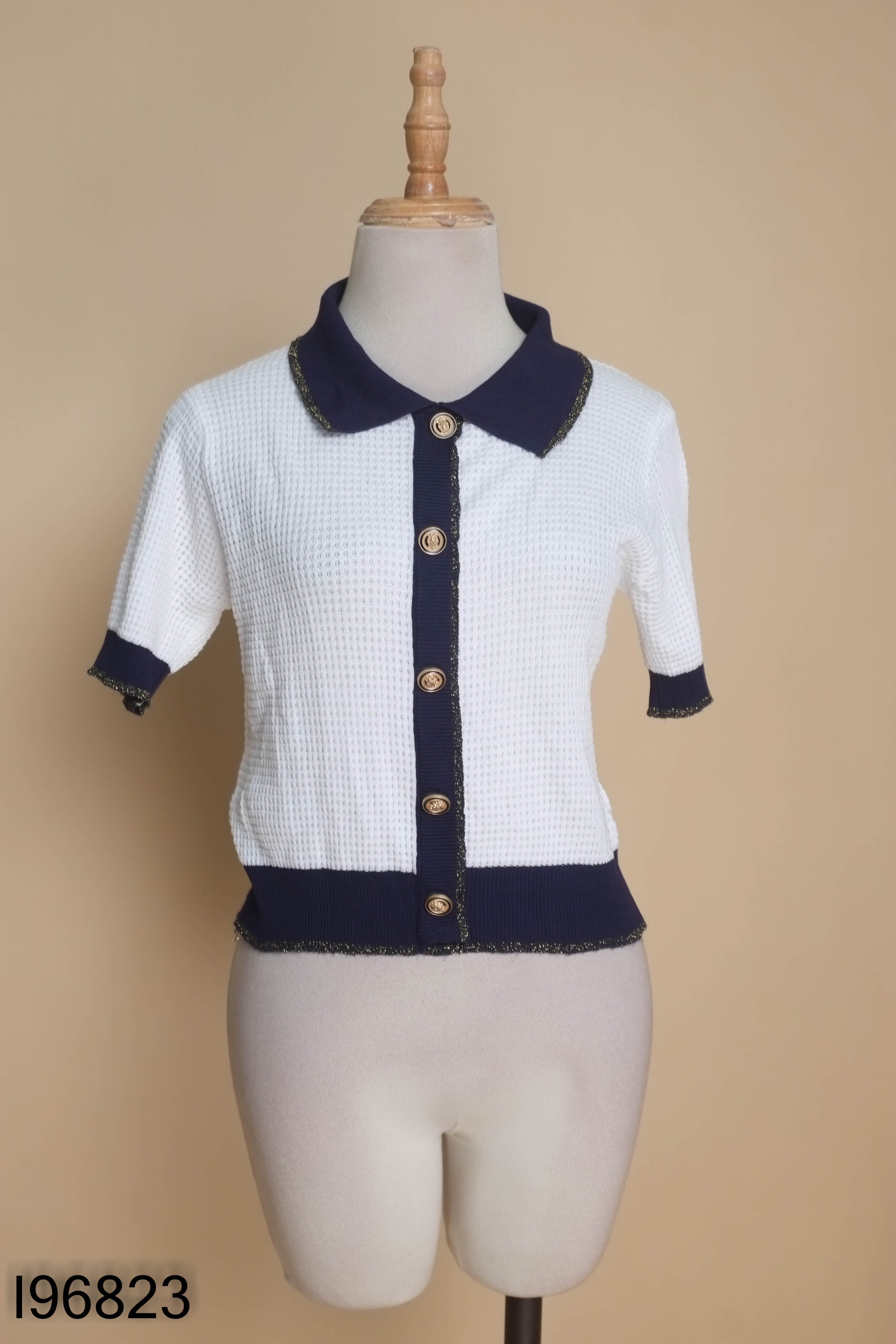 Áo len mongtoghi trắng phối xanh than