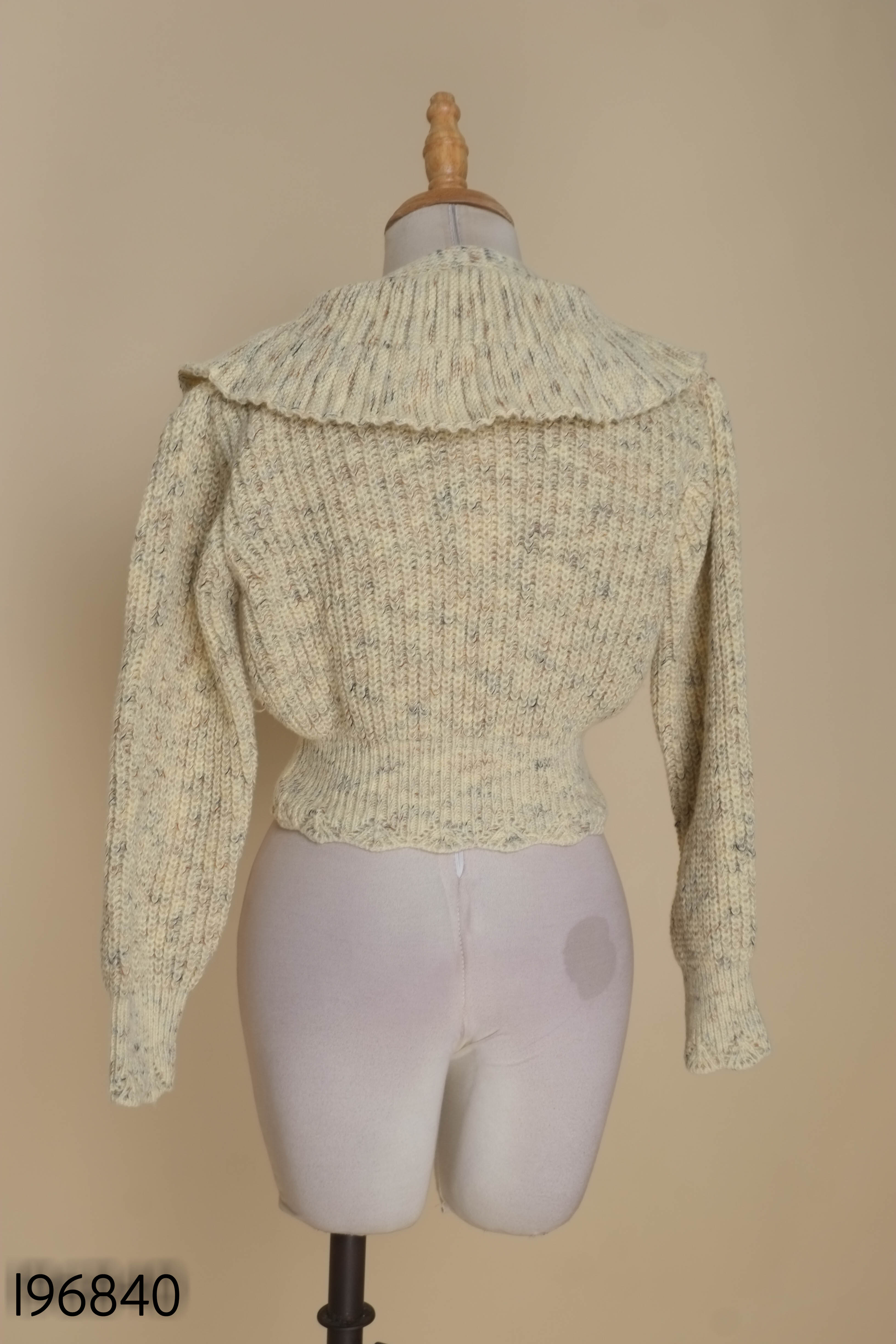 Cardigan len xanh đính hạt đá