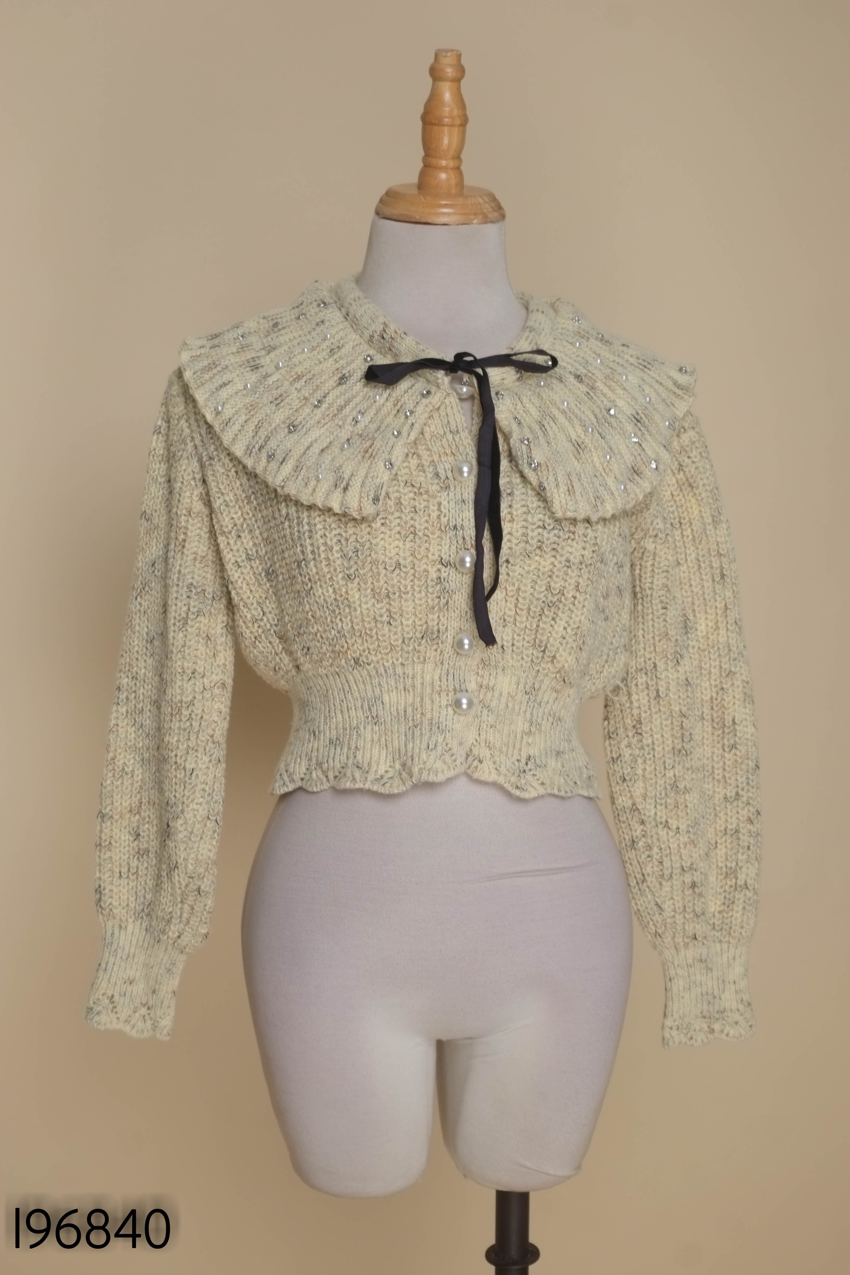 Cardigan len xanh đính hạt đá
