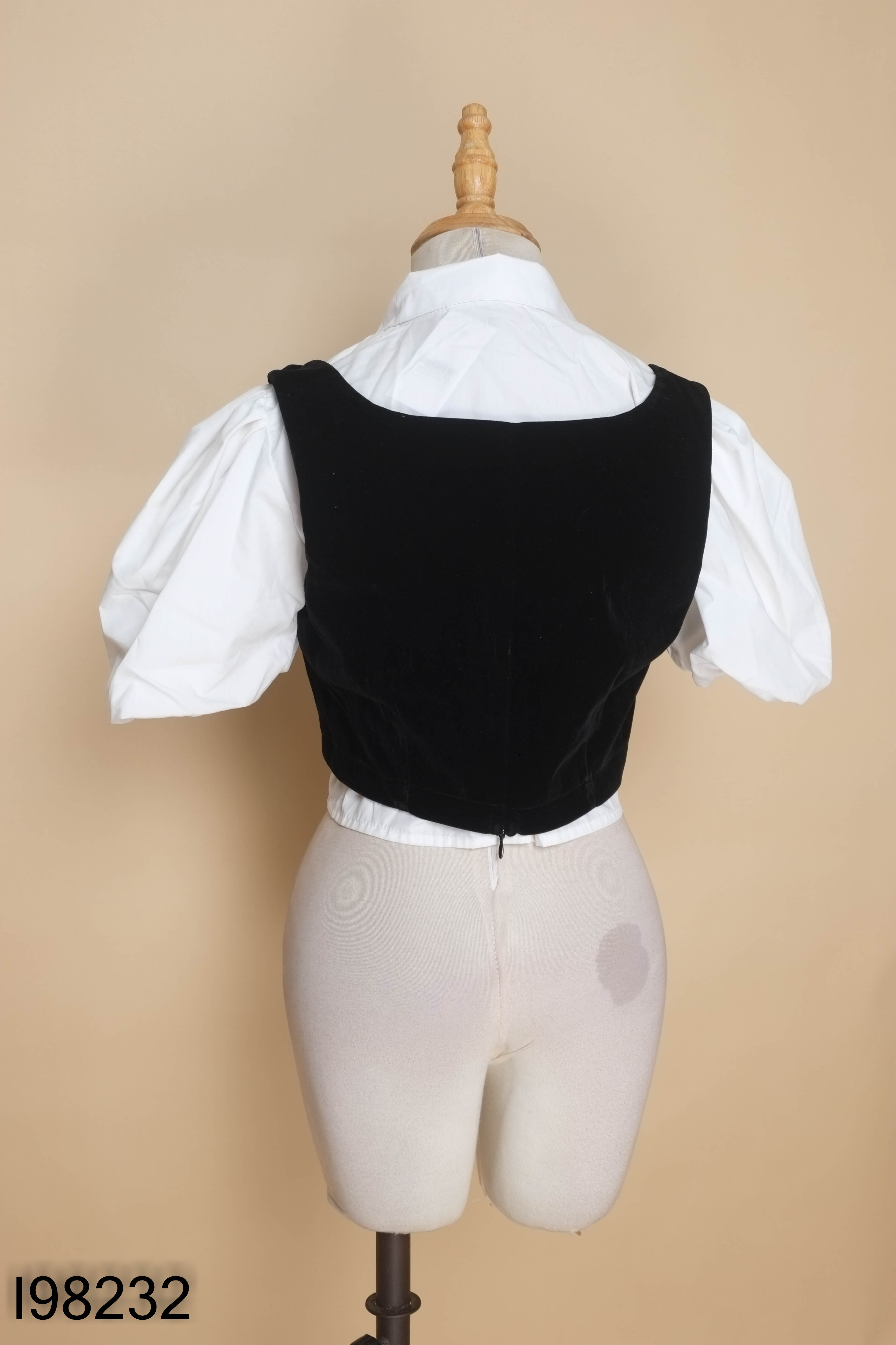 Set Áo sơ mi croptop trắng + Áo nhung đen