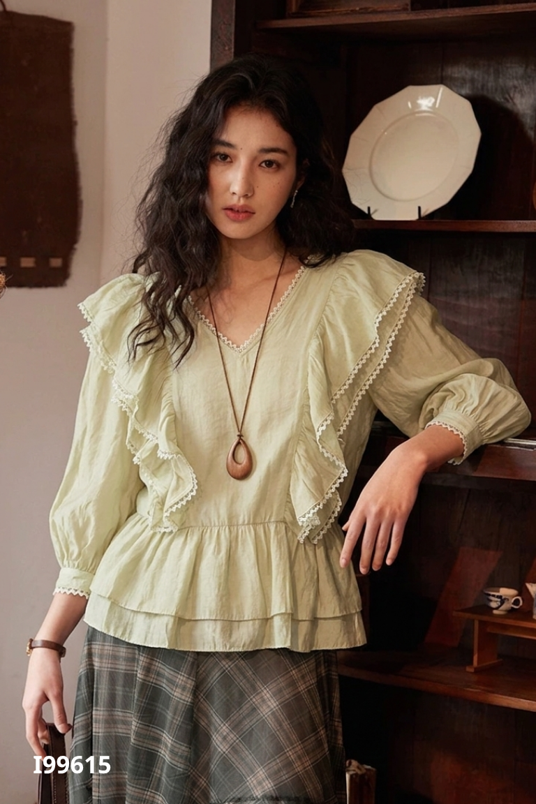 Áo xanh phối bèo viền ren