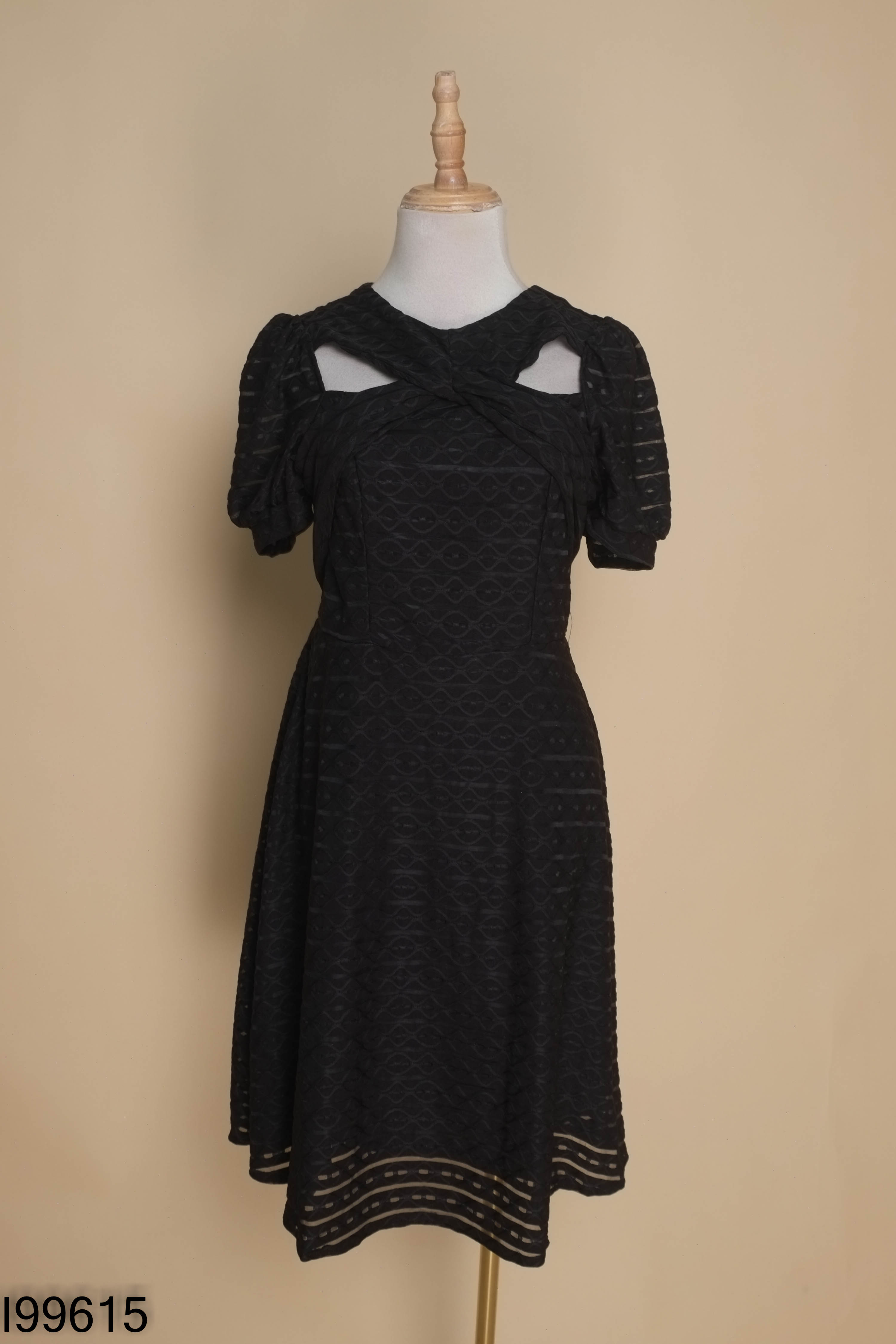 Váy GALERIA CHIC đen xoắn ngực