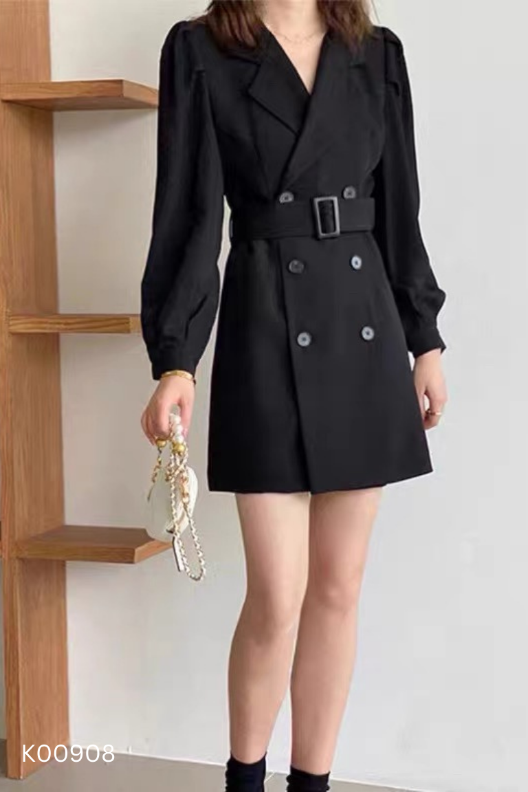 Váy đen phối cúc kèm đai