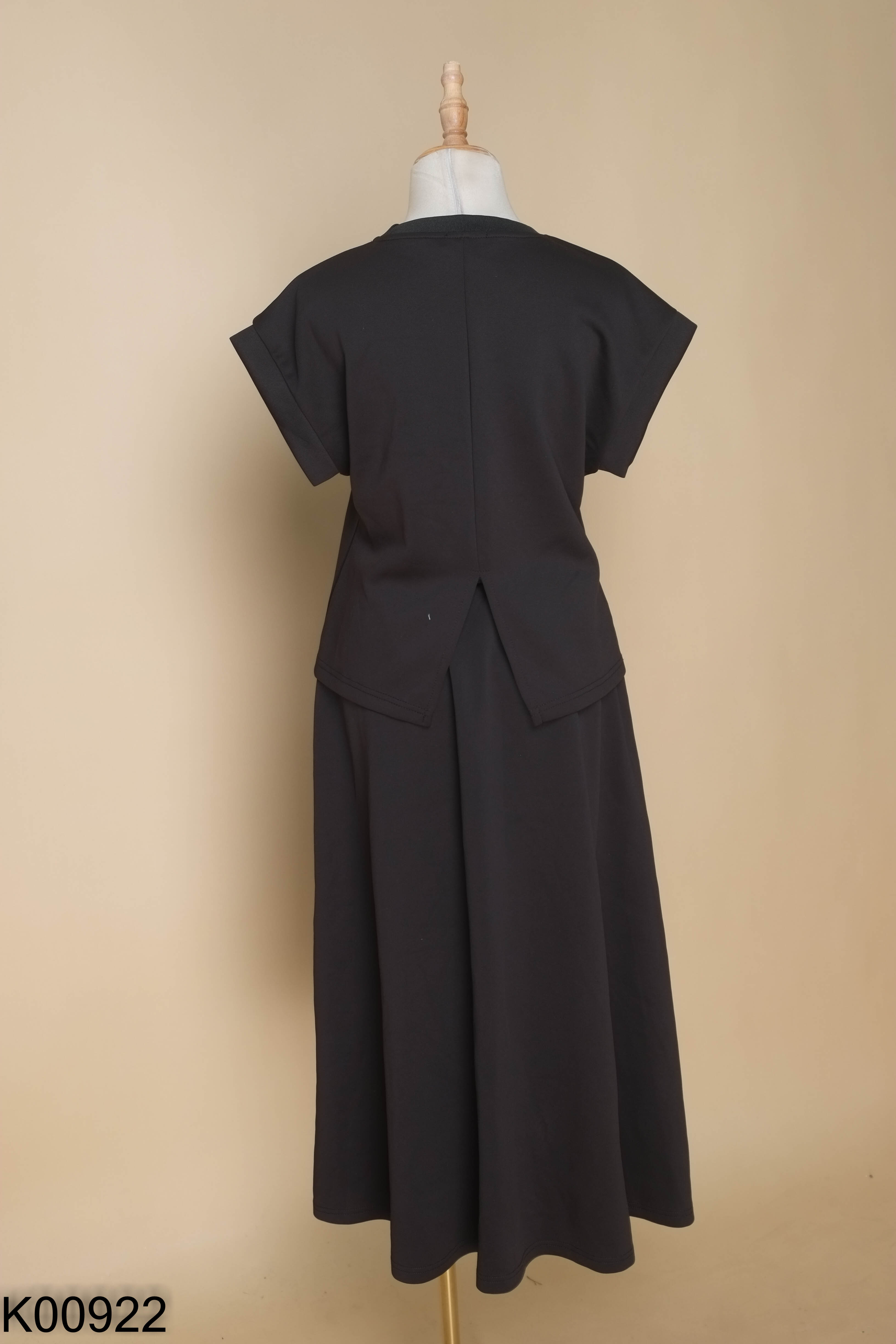 Set Áo đen in chữ + chân váy