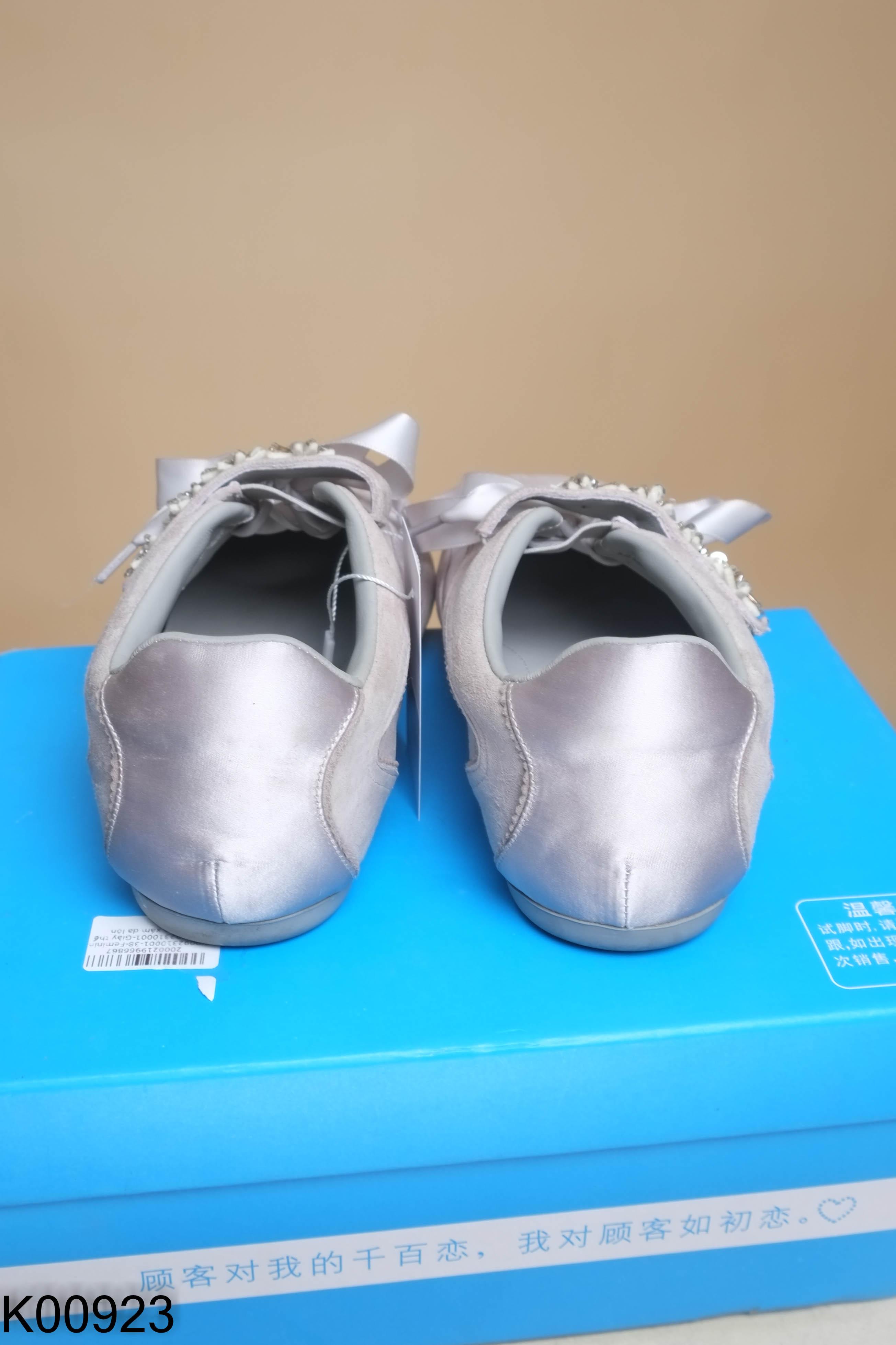 Giày thể thao xám da lộn đính đá