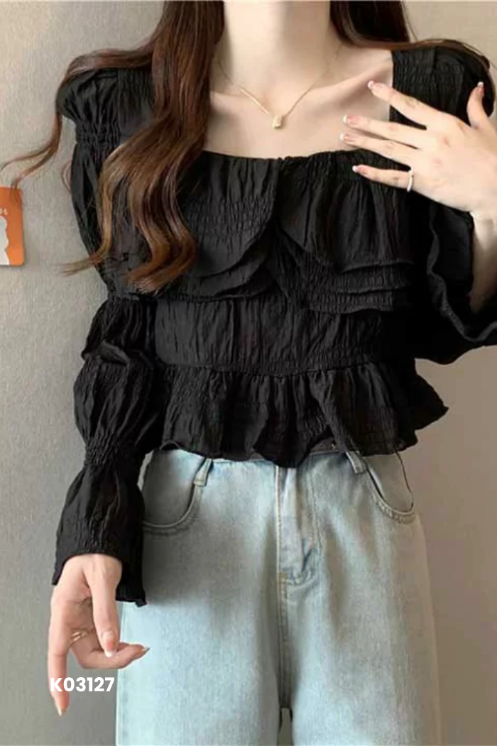 Áo đen nhăn cổ vuông