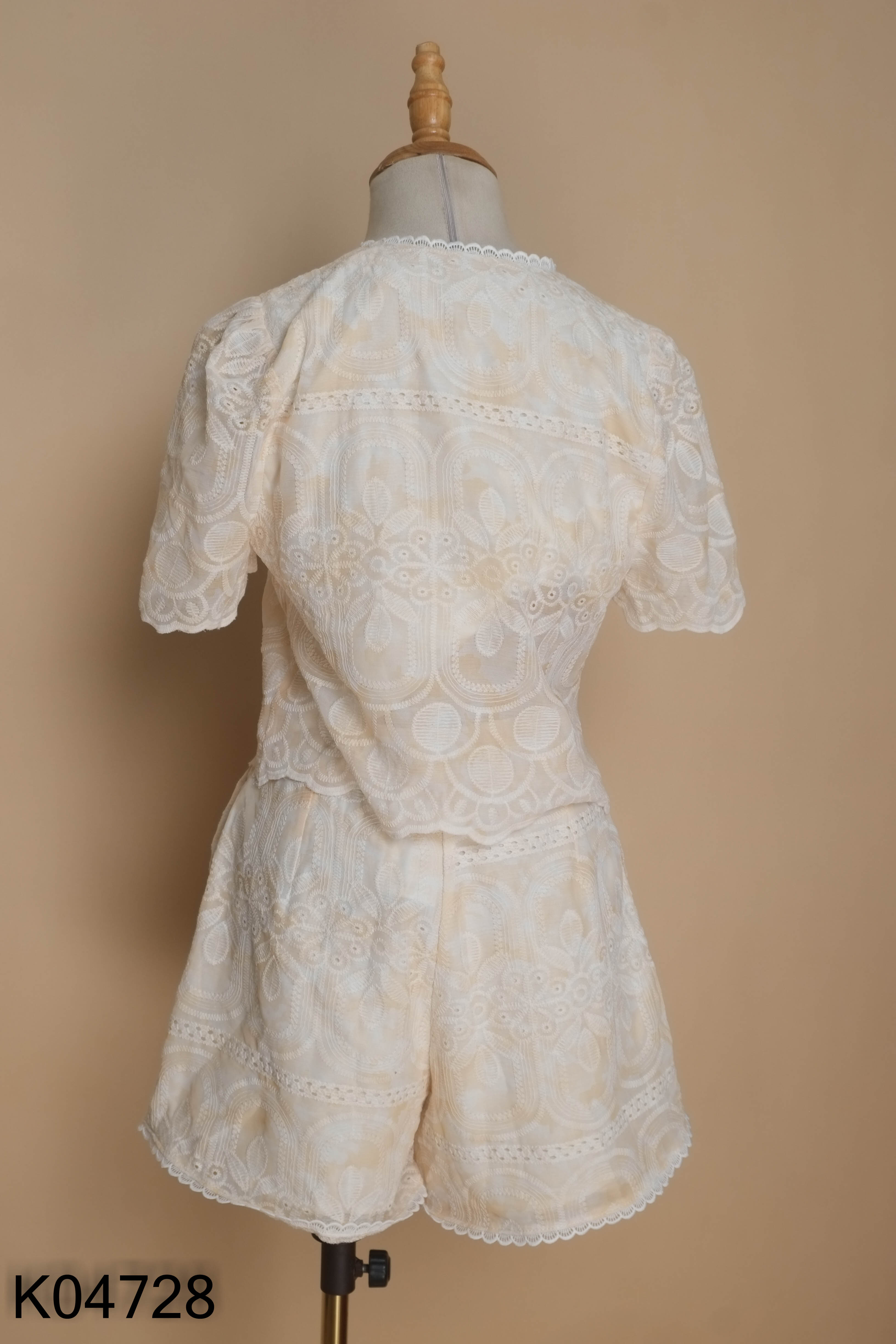Set vàng nhạt áo kiểu + quần shorts