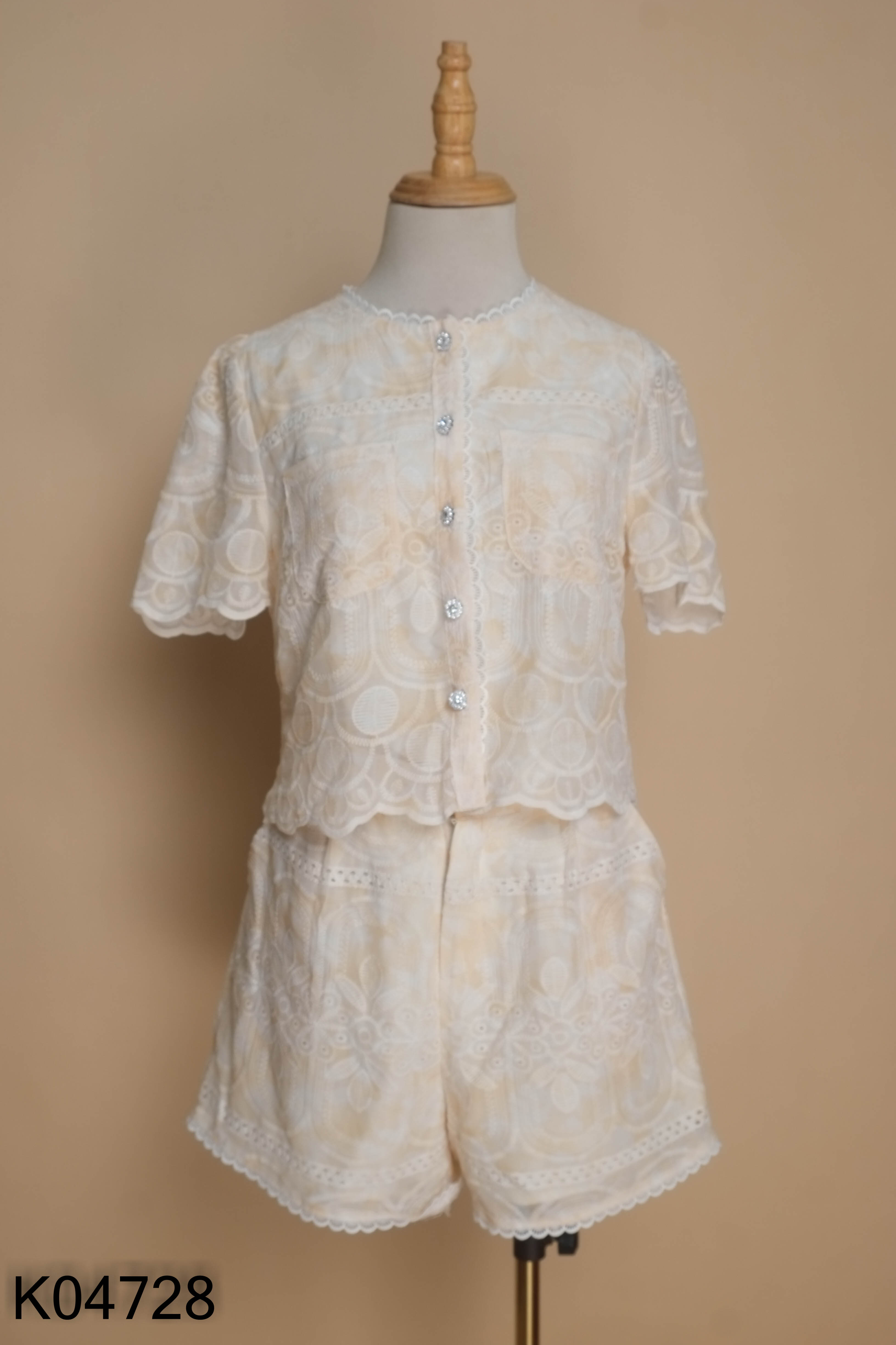 Set vàng nhạt áo kiểu + quần shorts