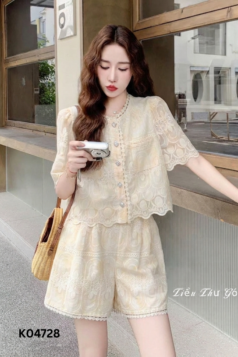 Set vàng nhạt áo kiểu + quần shorts