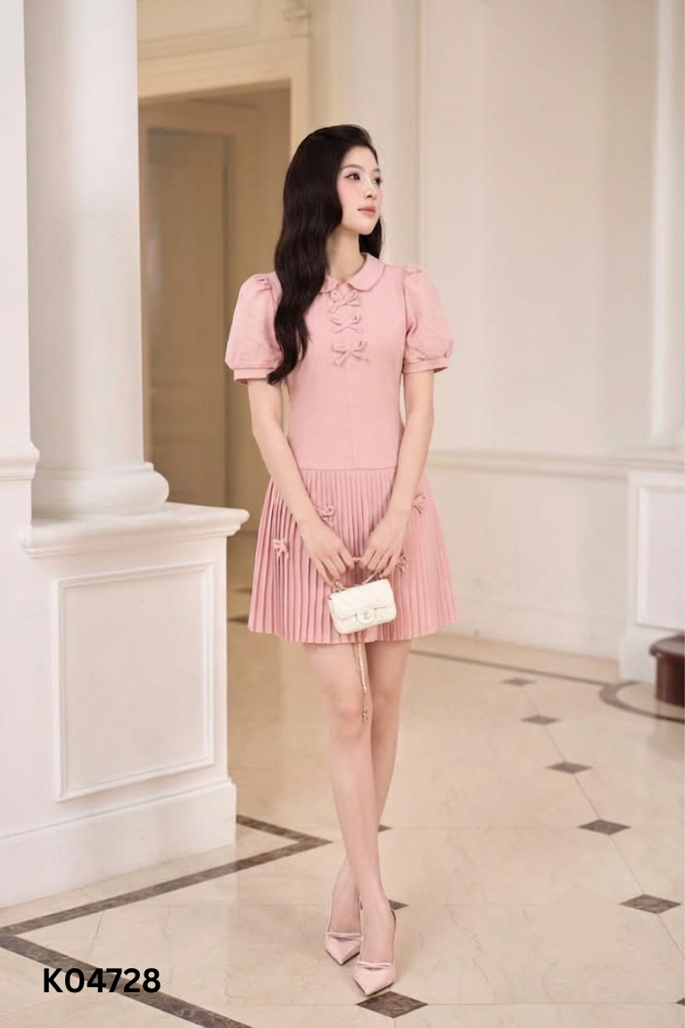 Váy hồng cổ sen phối xếp ly