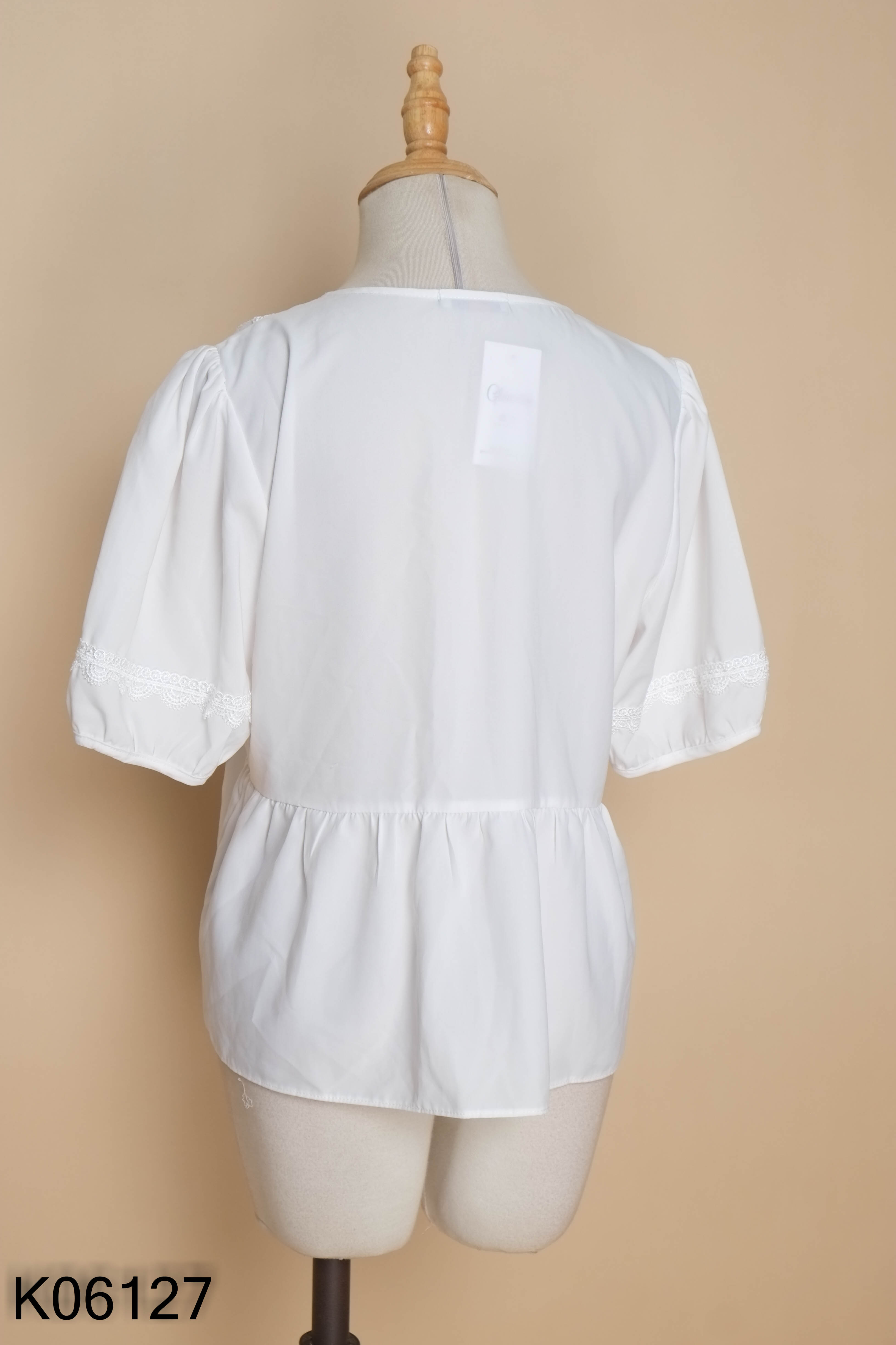 Áo ODESSA trằng viền ren