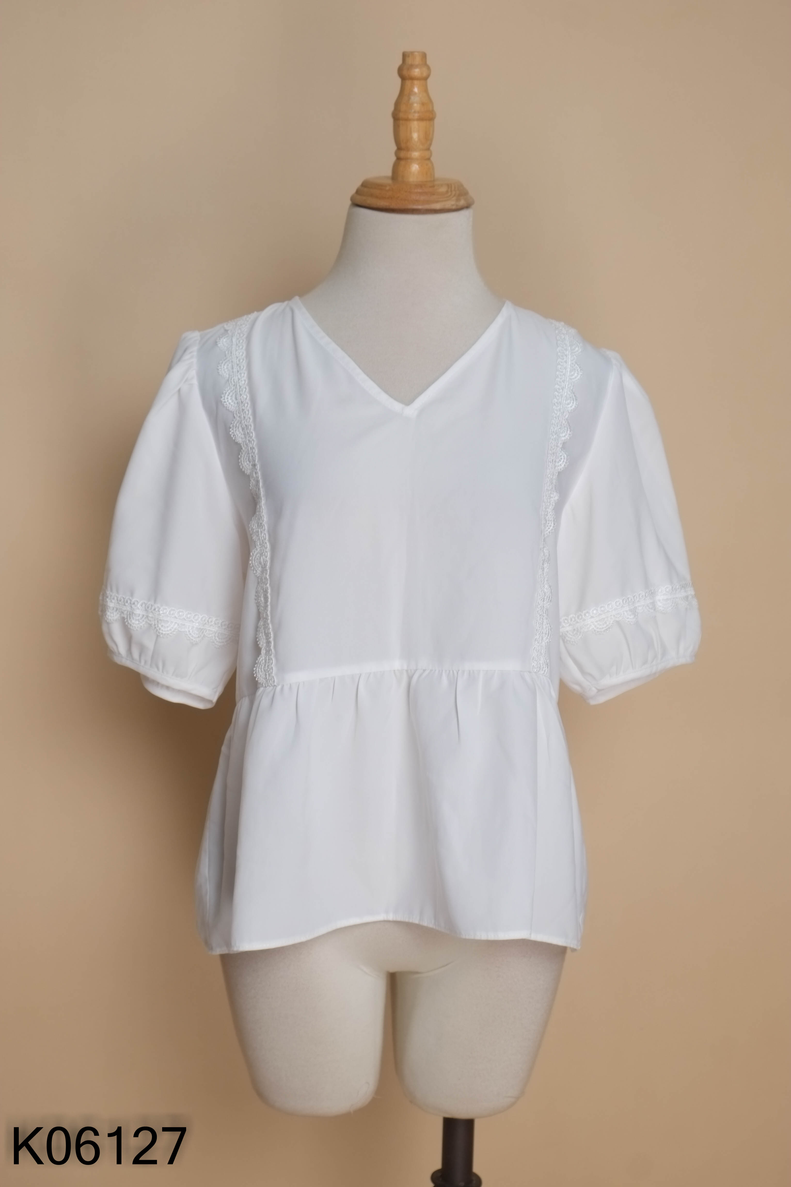 Áo ODESSA trằng viền ren