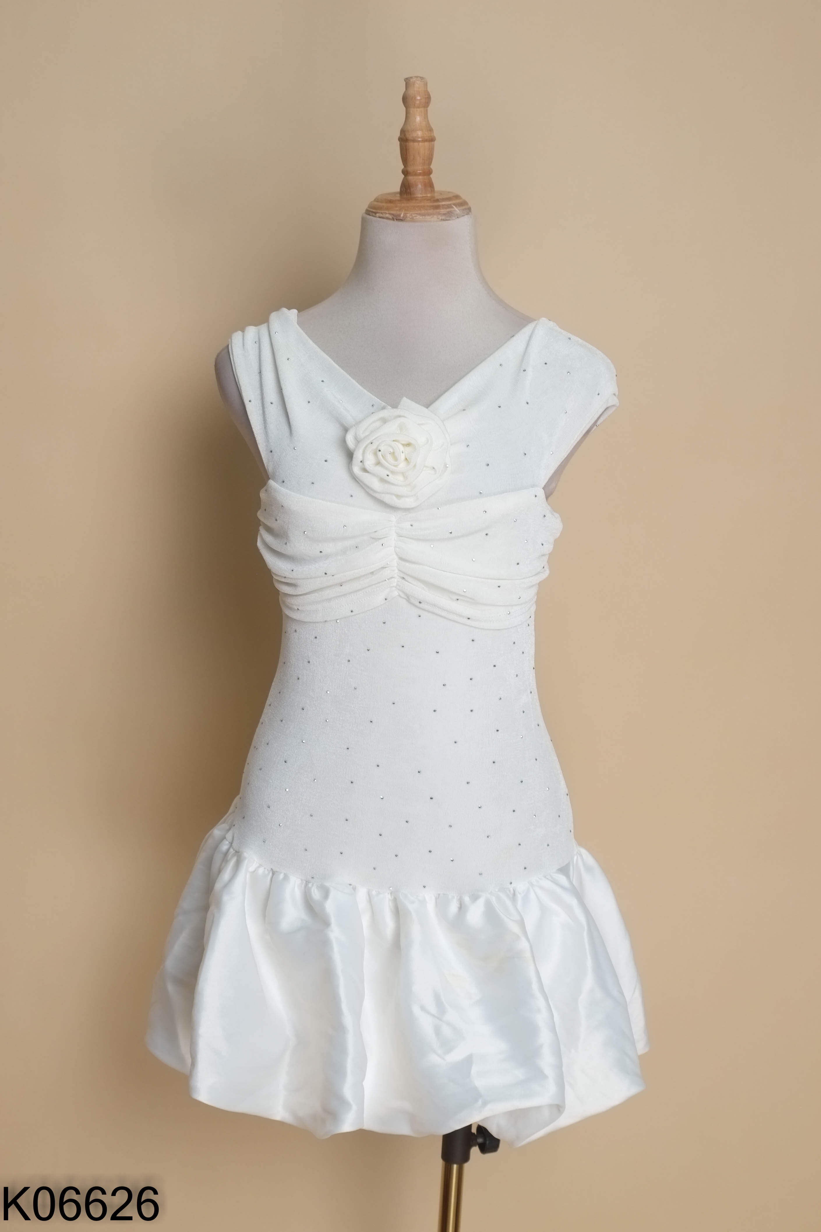 Váy trắng be họa tiết đính sequin