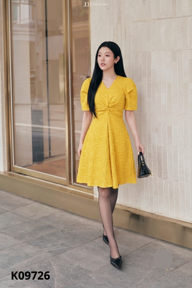 Váy vàng họa tiết cổ V