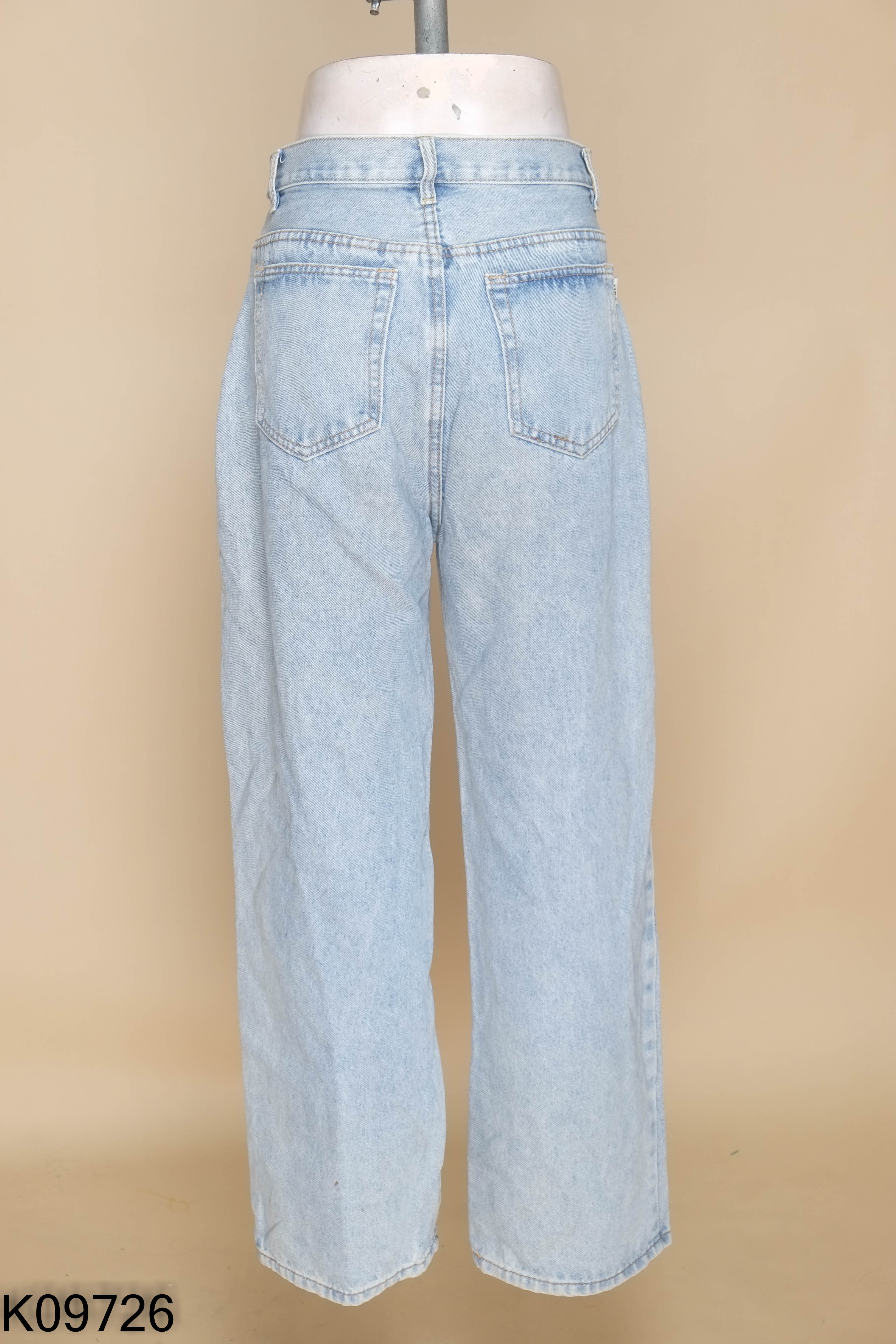 Quần jeans xanh nhạt