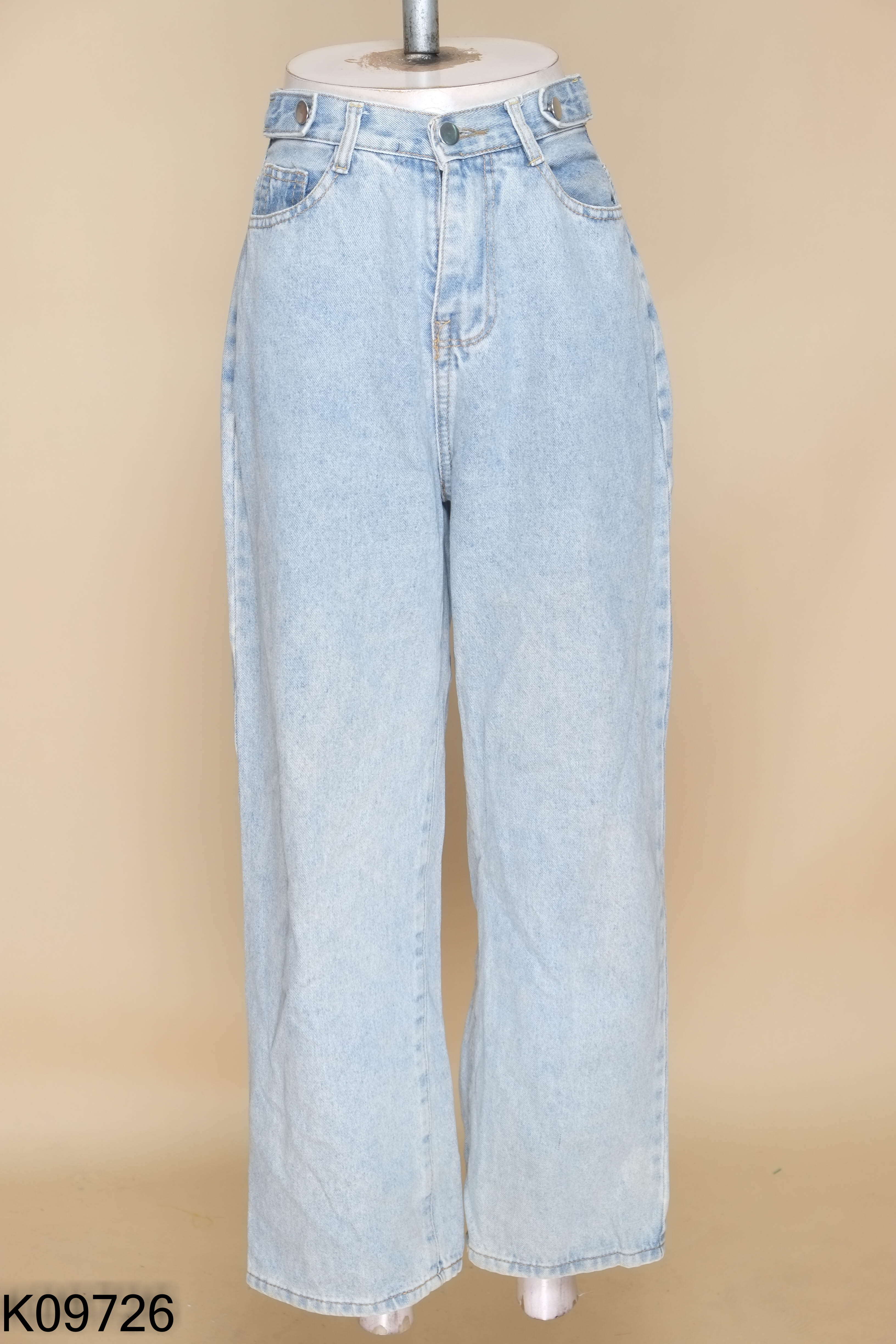 Quần jeans xanh nhạt