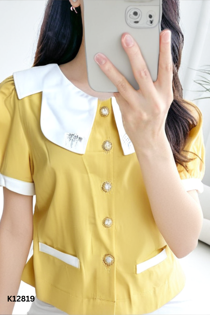 Áo vàng cúc ngọc cổ trắng