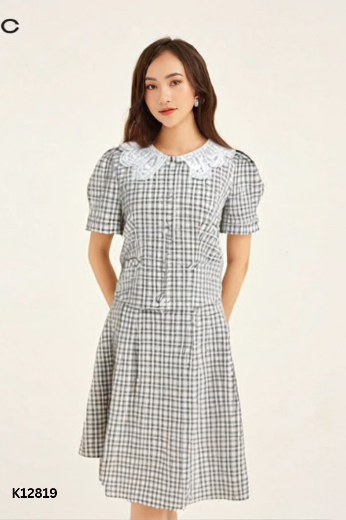 Áo be kẻ caro cổ ren + chân váy