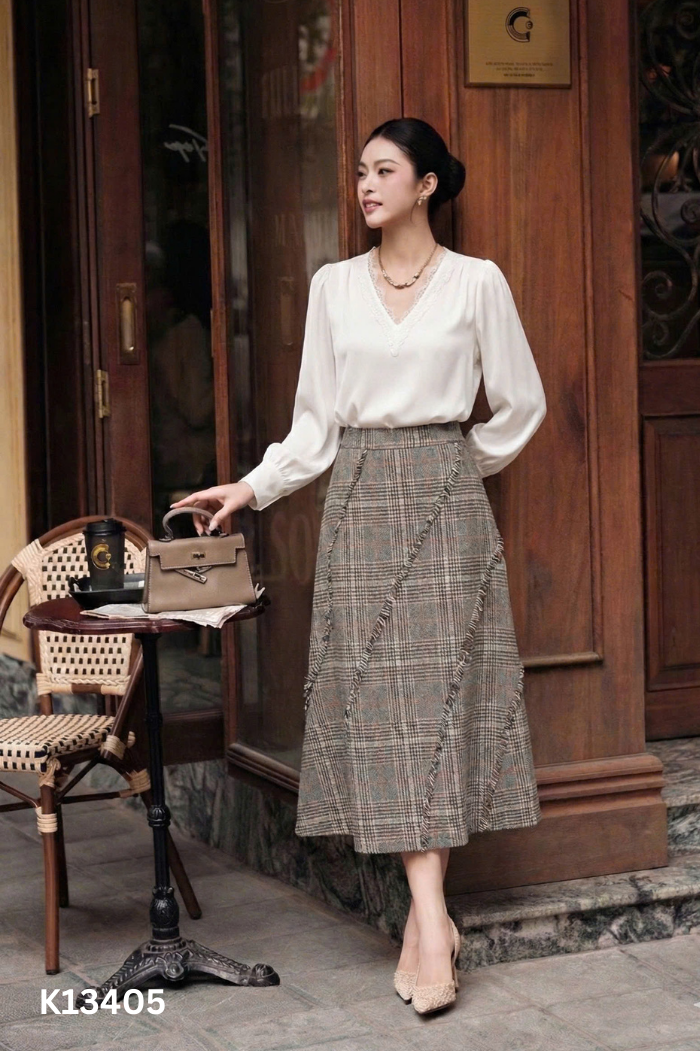 Chân váy dạ đen kẻ nâu trắng tua rua