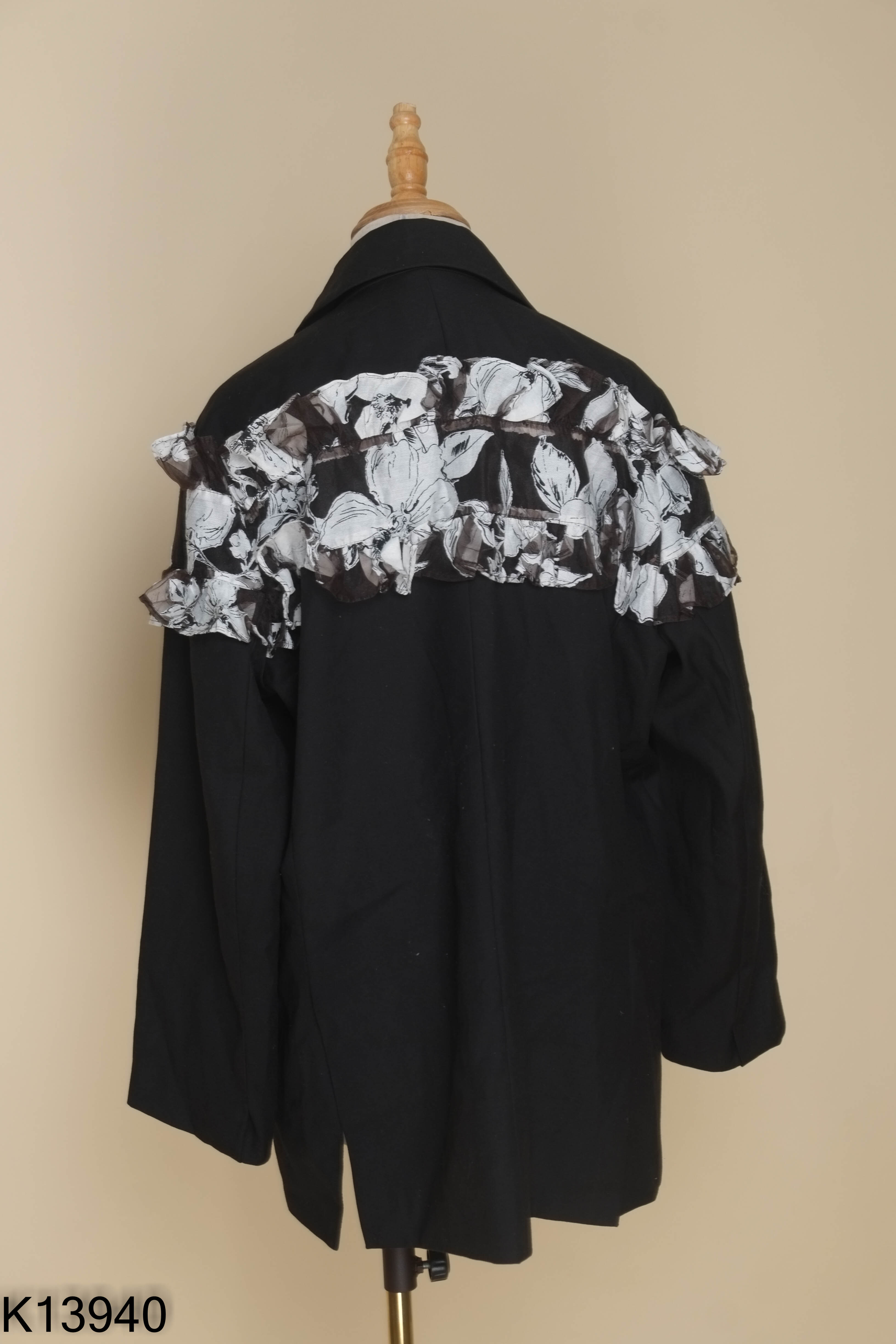Blazer đen phối bèo hoa trắng đen