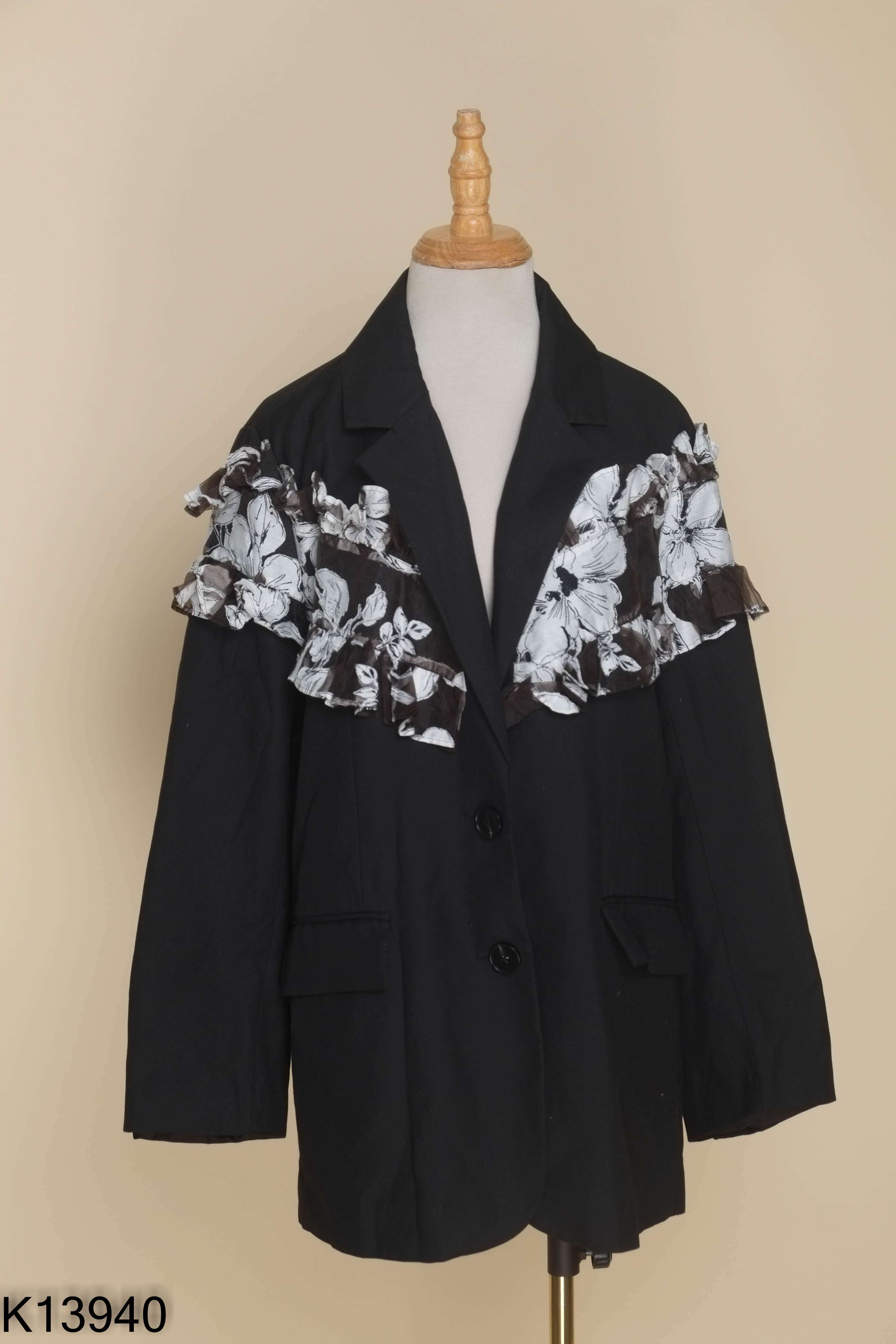 Blazer đen phối bèo hoa trắng đen