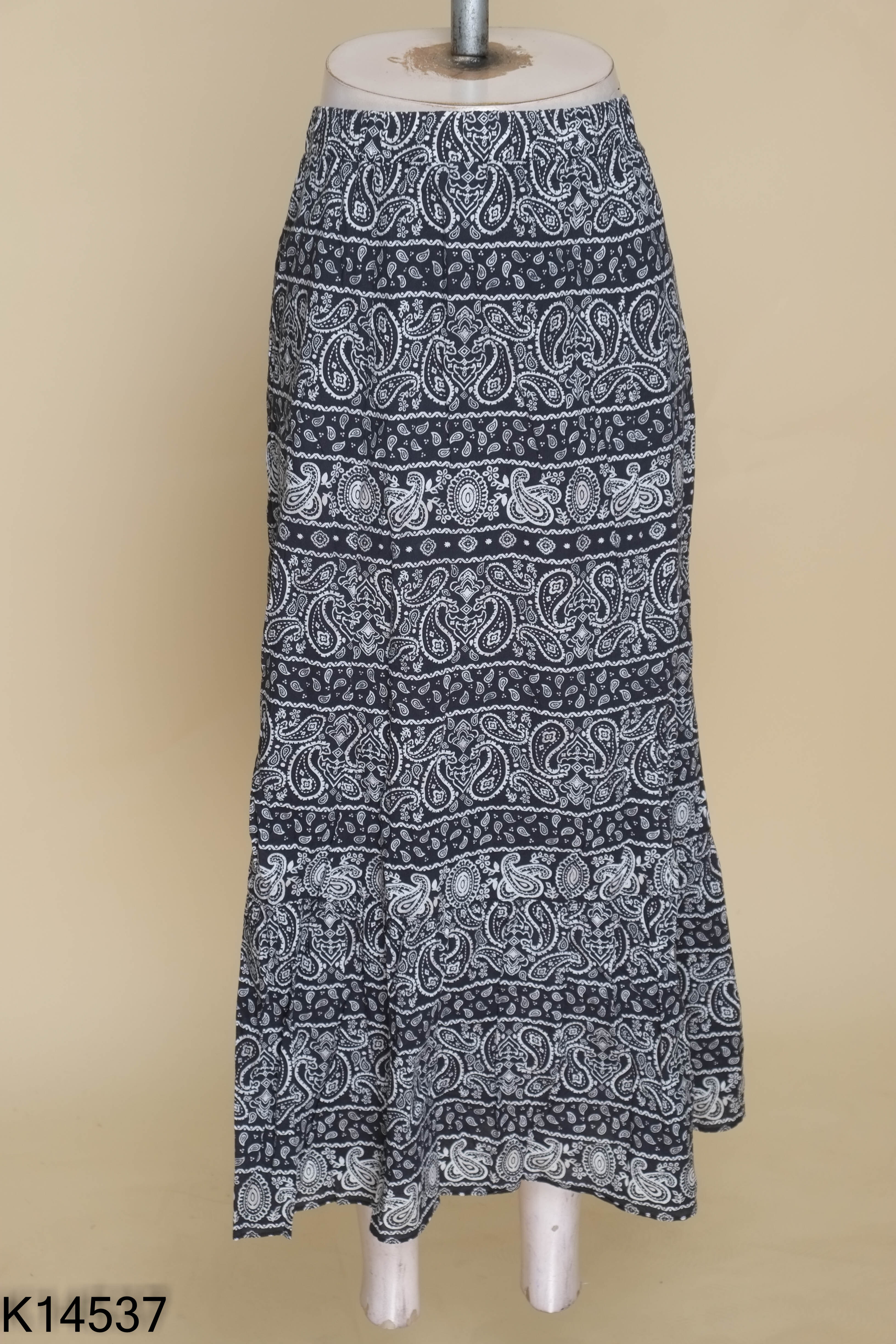 Chân váy đen họa tiết