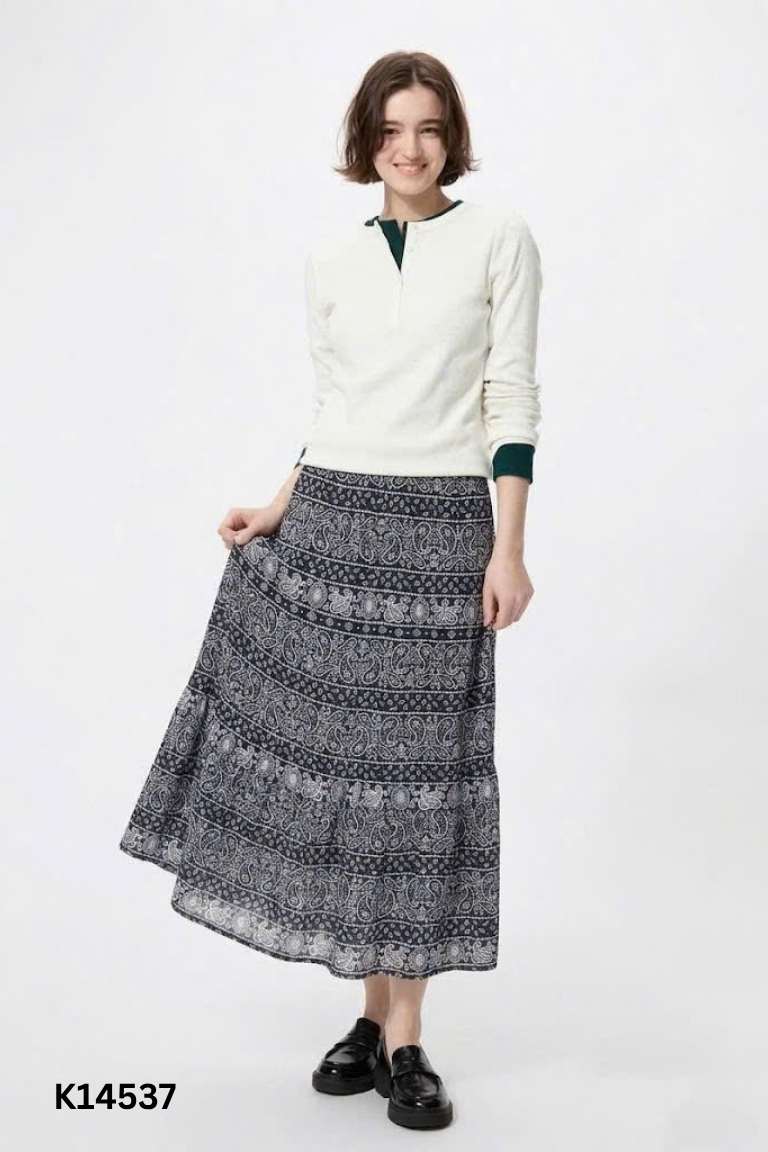 Chân váy đen họa tiết