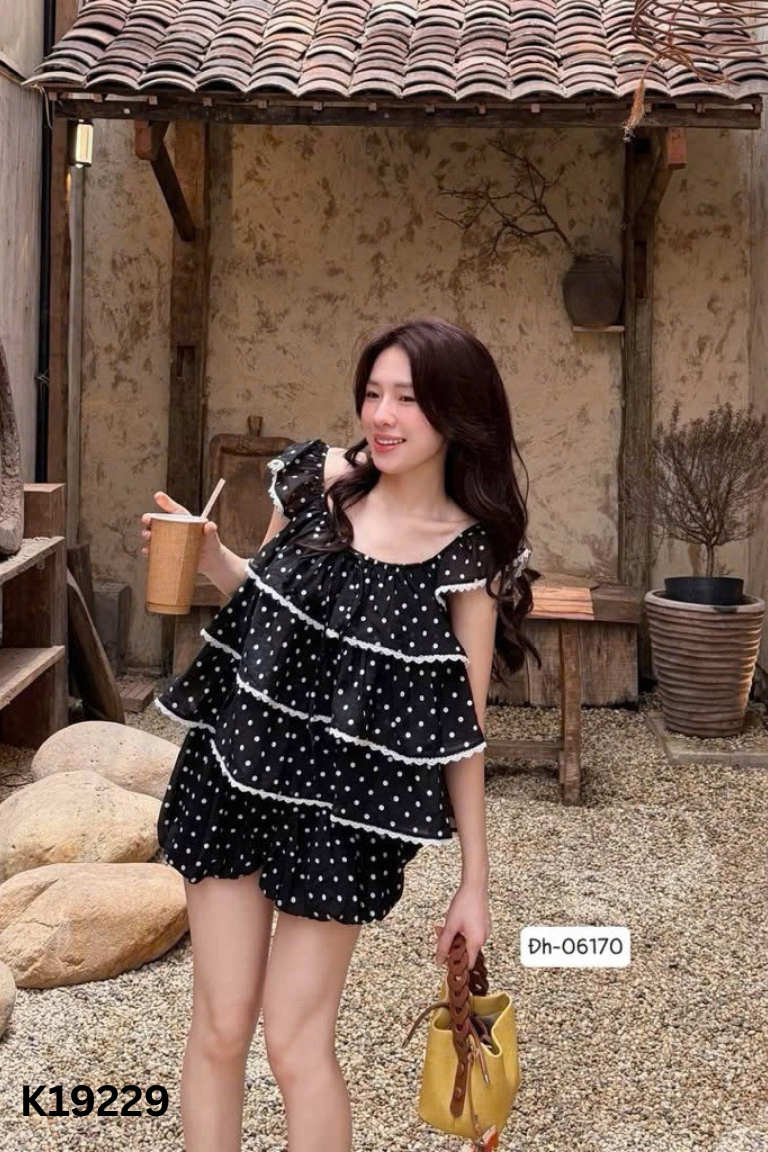 Áo đen bèo chấm bi