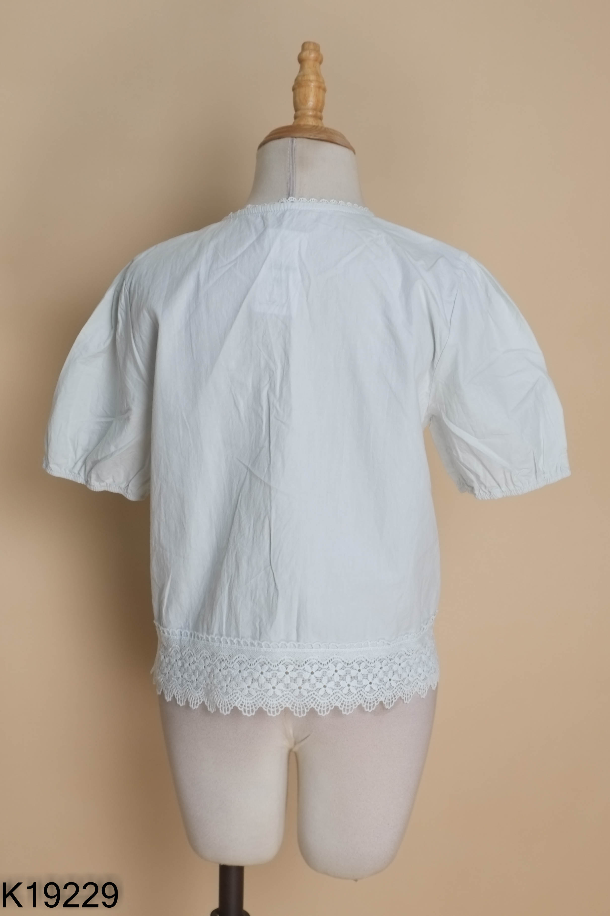 Áo xanh cúc ngọc viền ren
