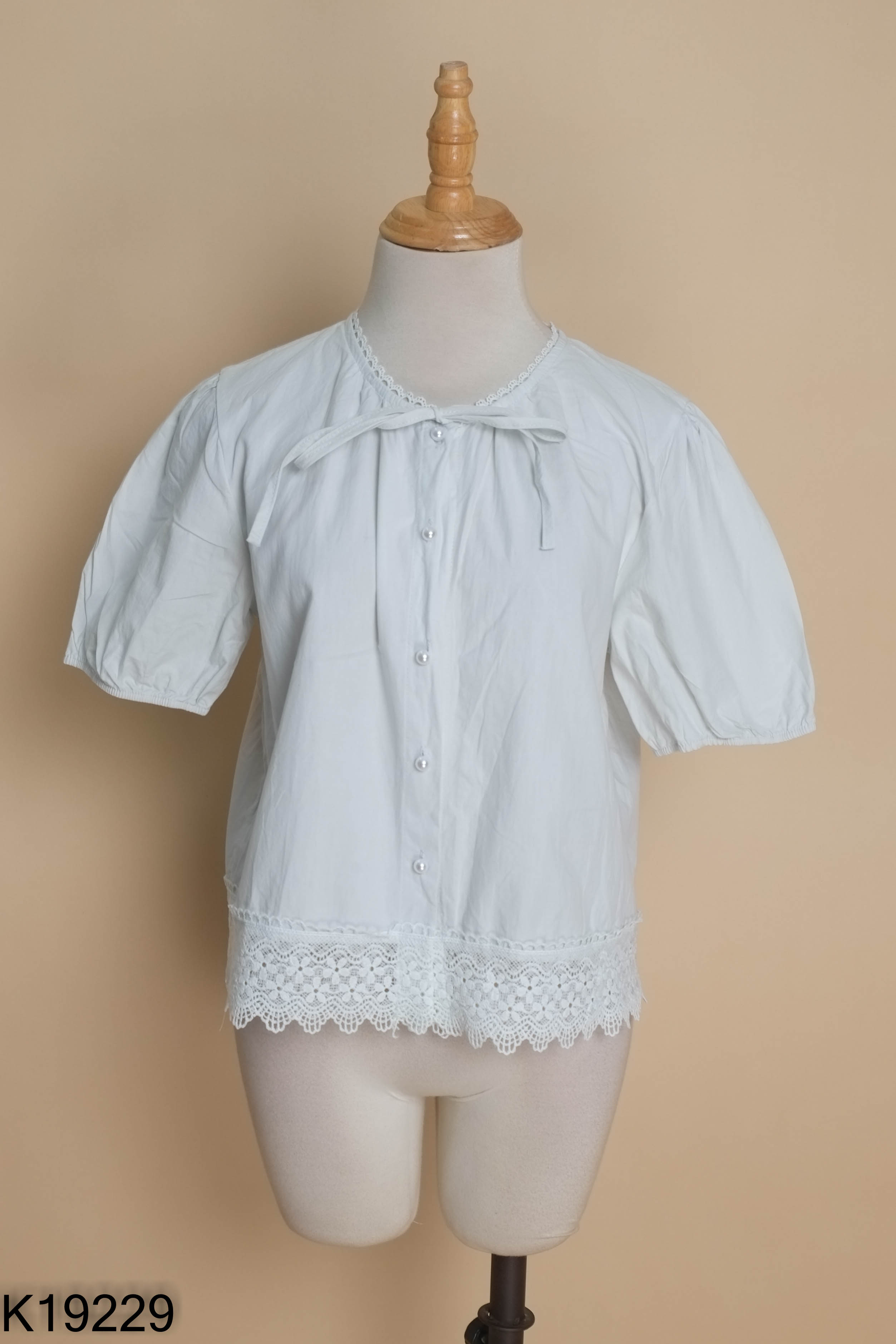 Áo xanh cúc ngọc viền ren