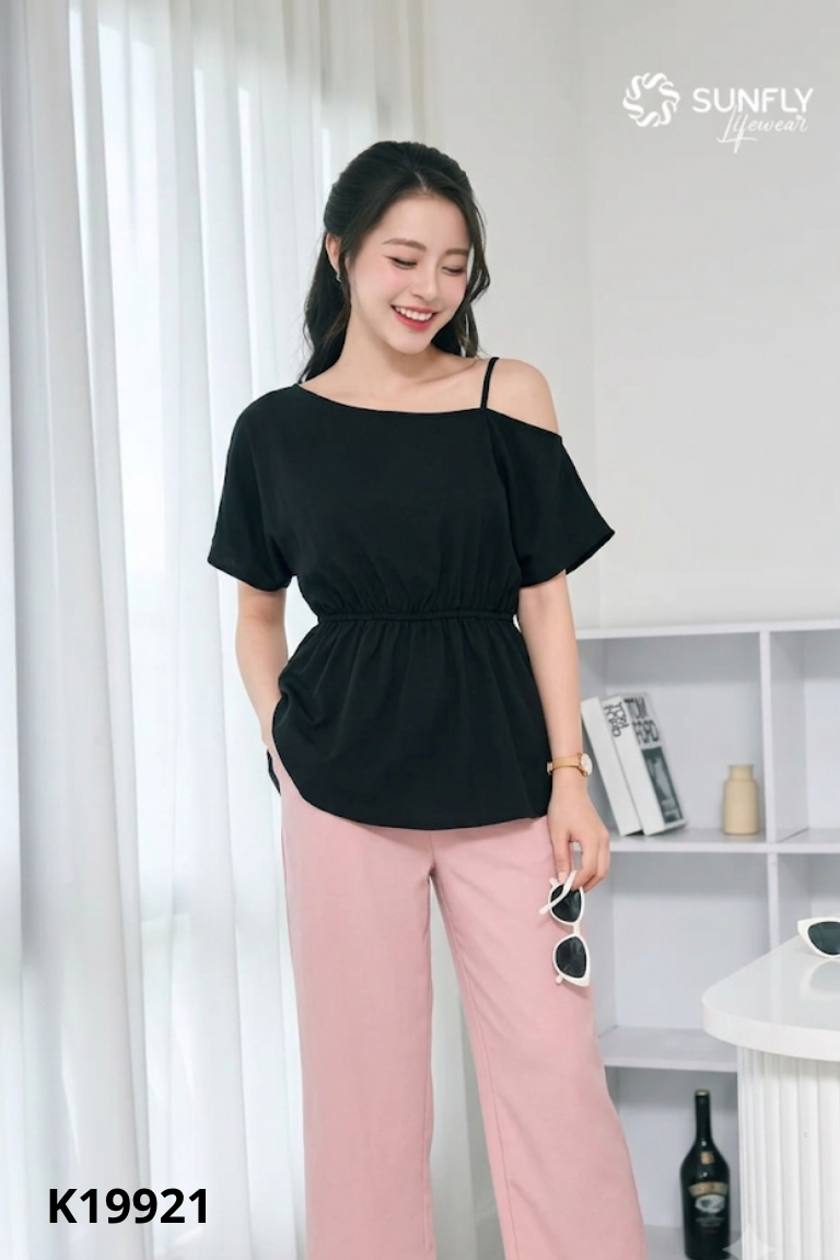 Áo hai dây đen vai trễ + Quần be
