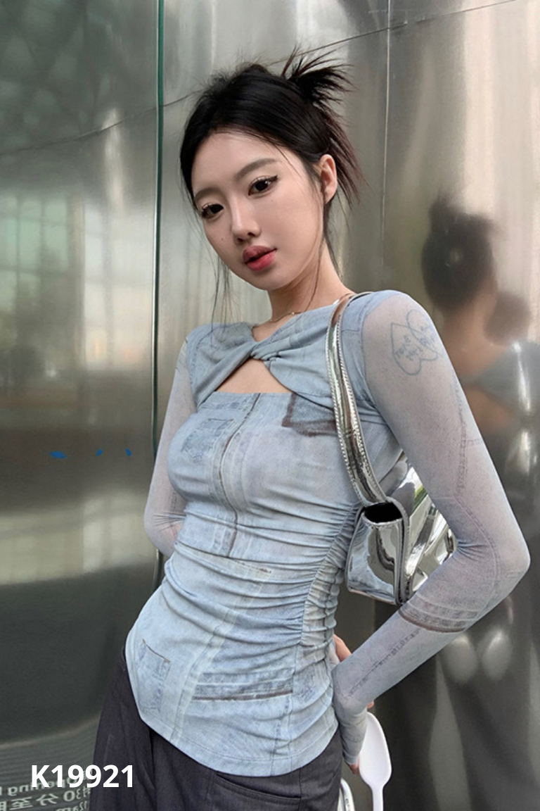 Áo lưới xanh loang xoắn ngực