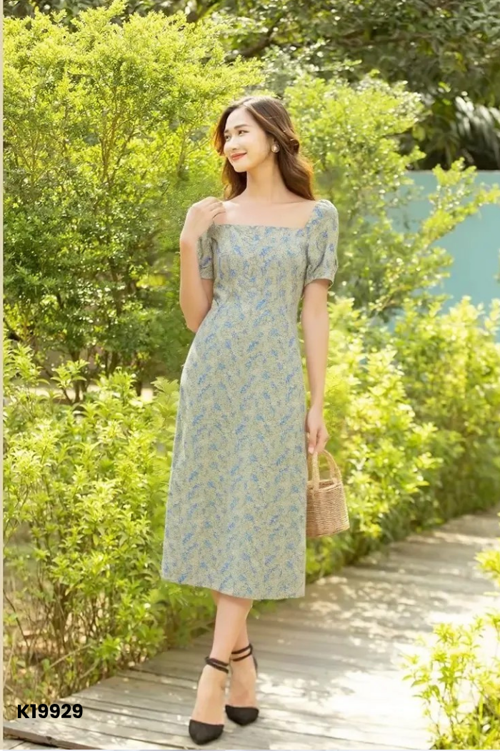 váy xanh hoa nhí cổ vuông