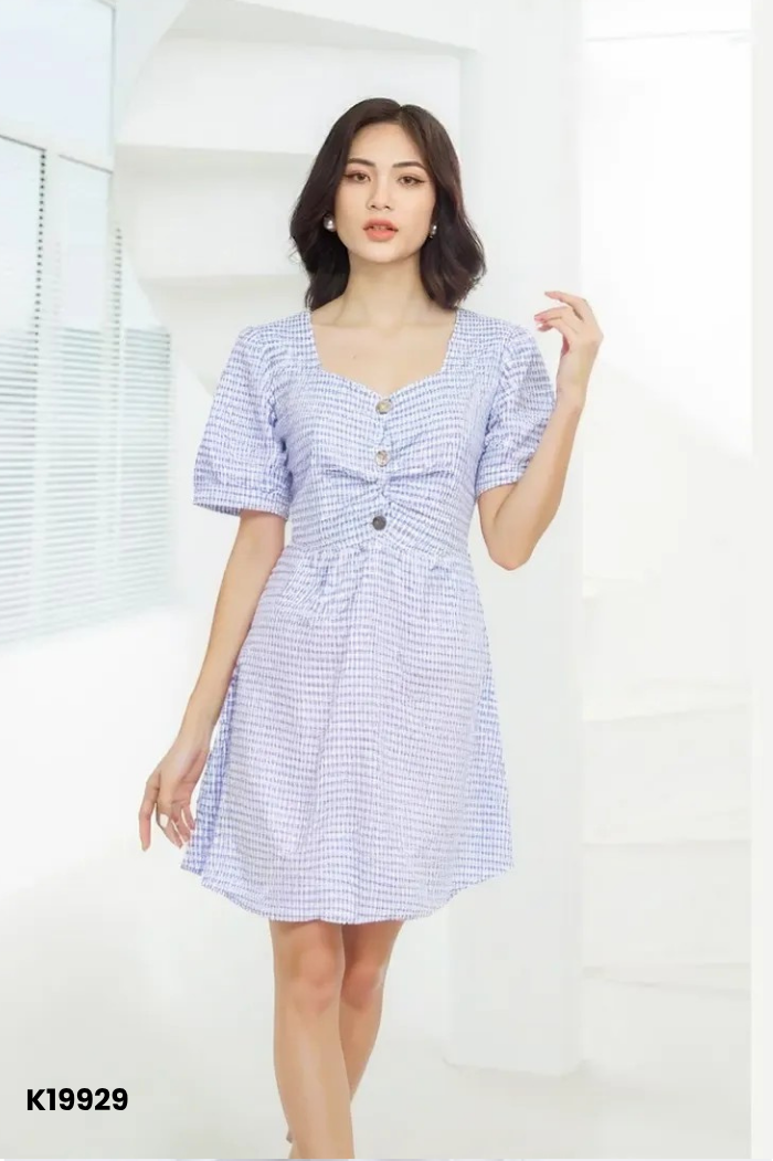 Váy xanh kẻ cổ vuông