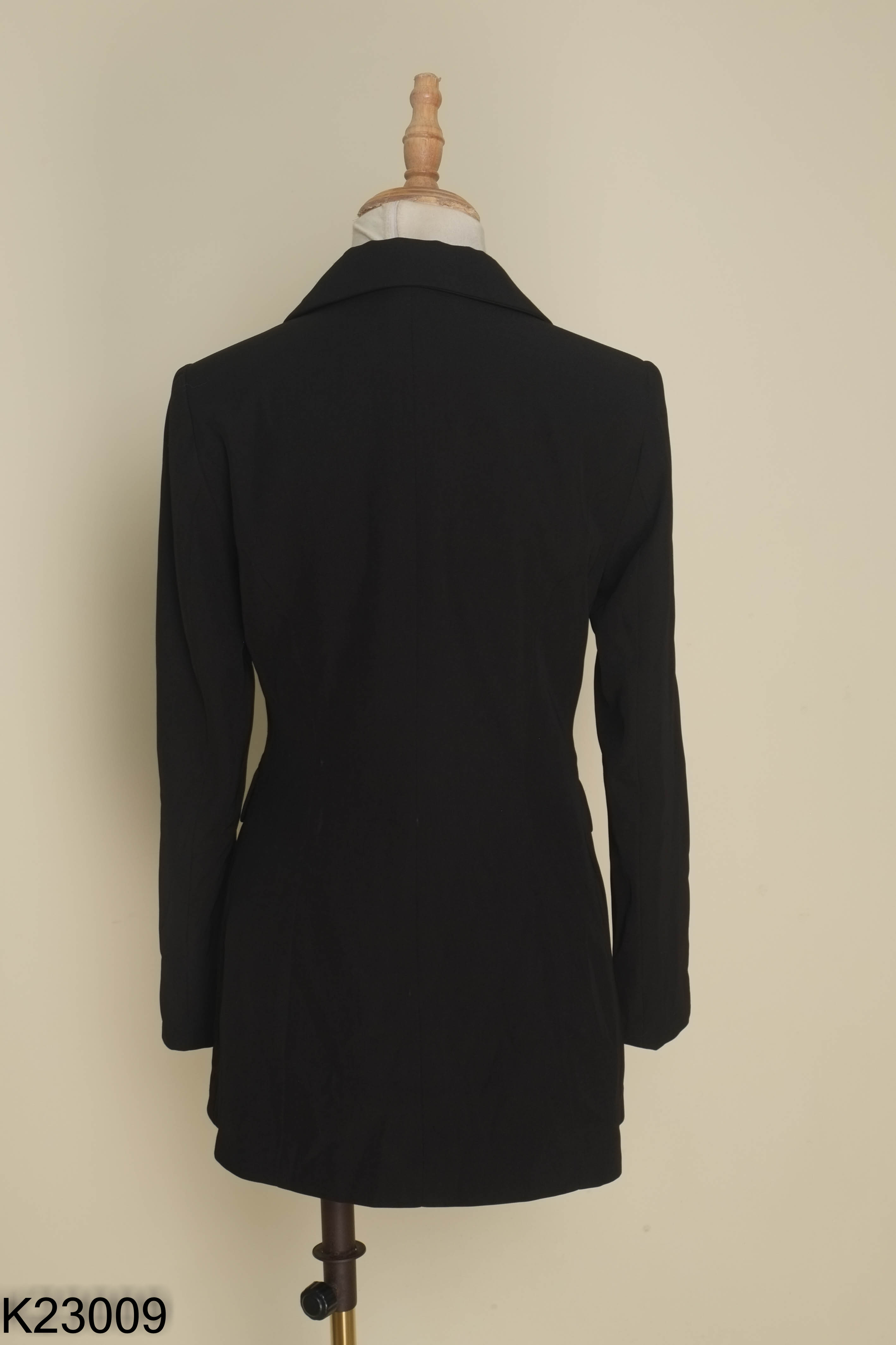 Áo blazer đen cúc ngọc