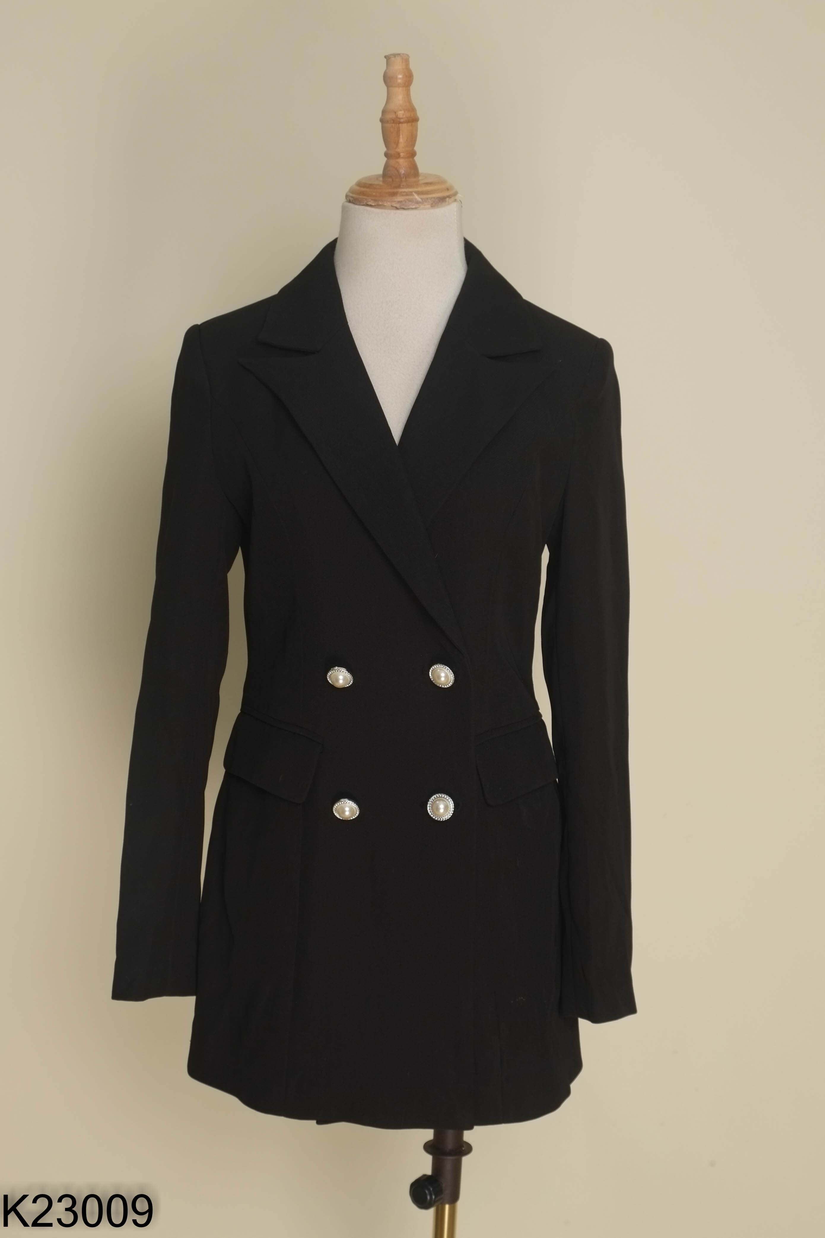 Áo blazer đen cúc ngọc