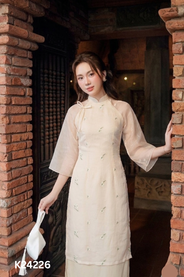 Áo dài be thêu hoa
