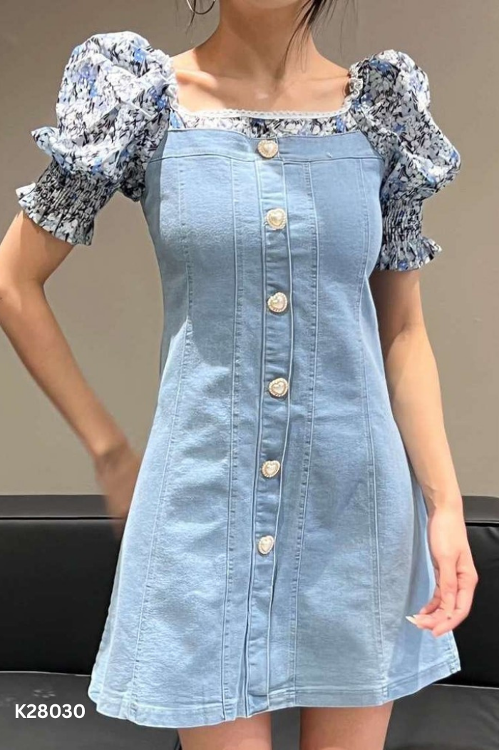 Váy jeans xanh cúc ngọc phối hoa