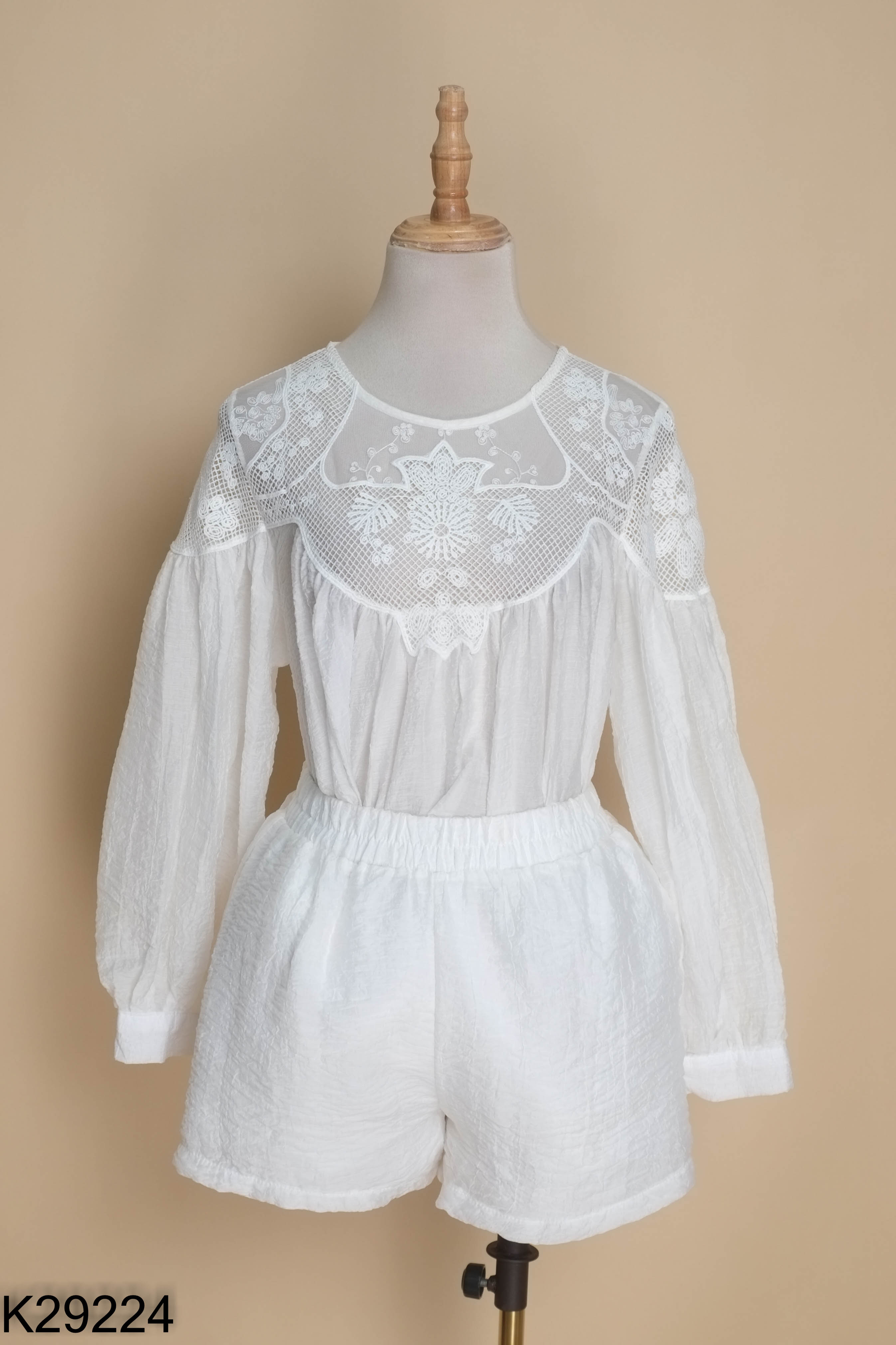 Set N.G.N voan trắng áo kiểu + quần shorts
