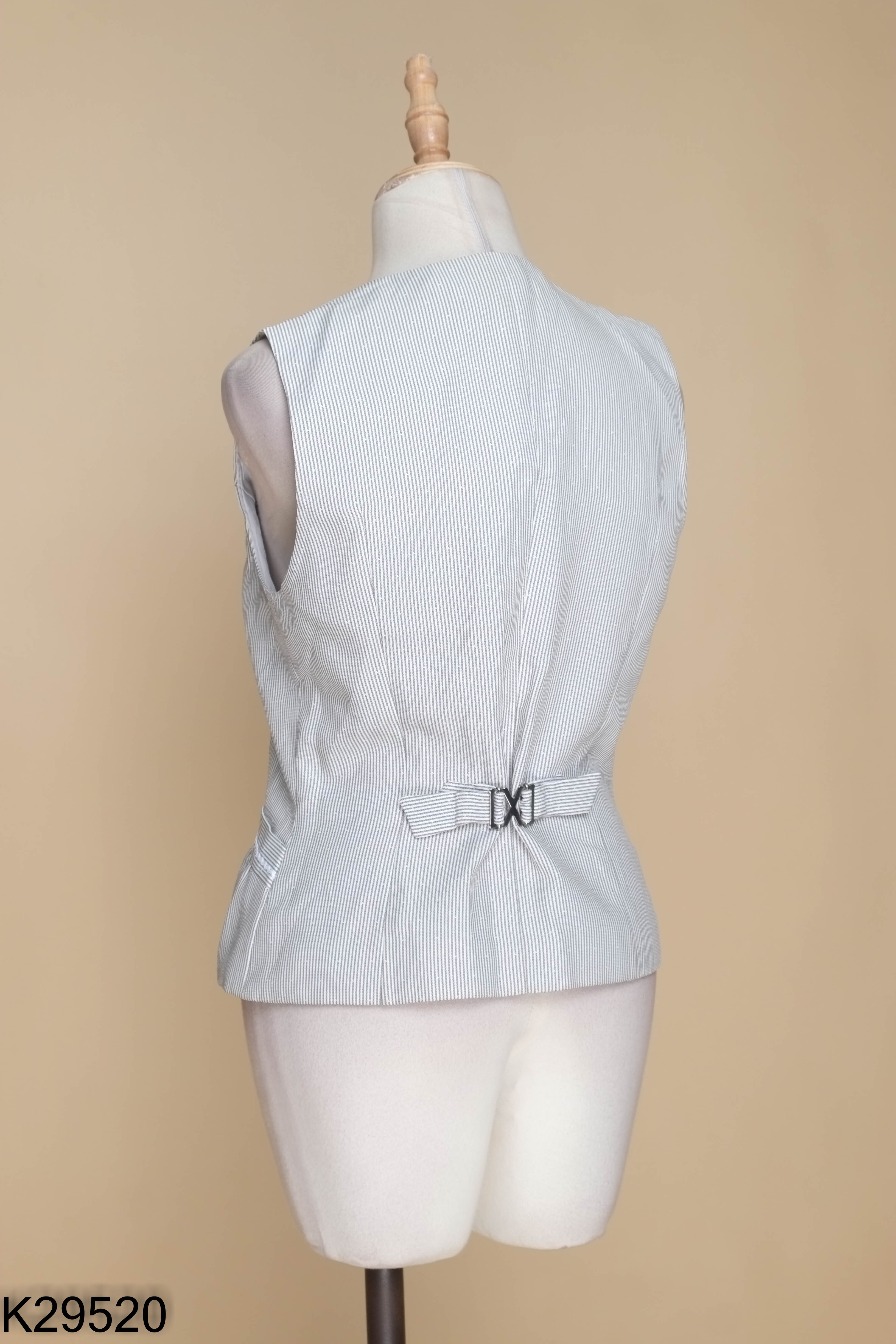 K2952010615-Áo gile xám sọc phối cúc