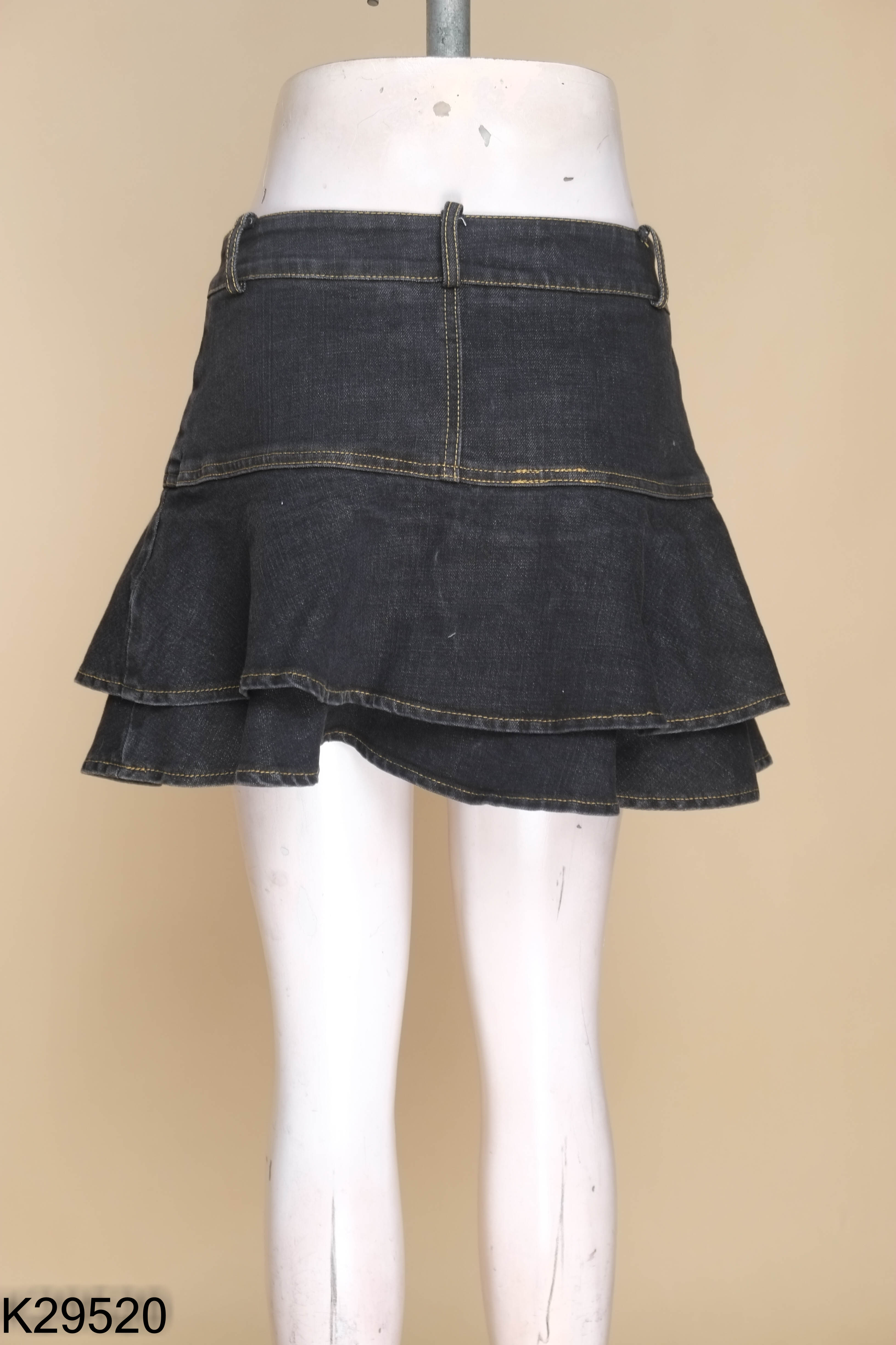 K2952010630-Chân váy jeans xám đen viền chỉ nâu