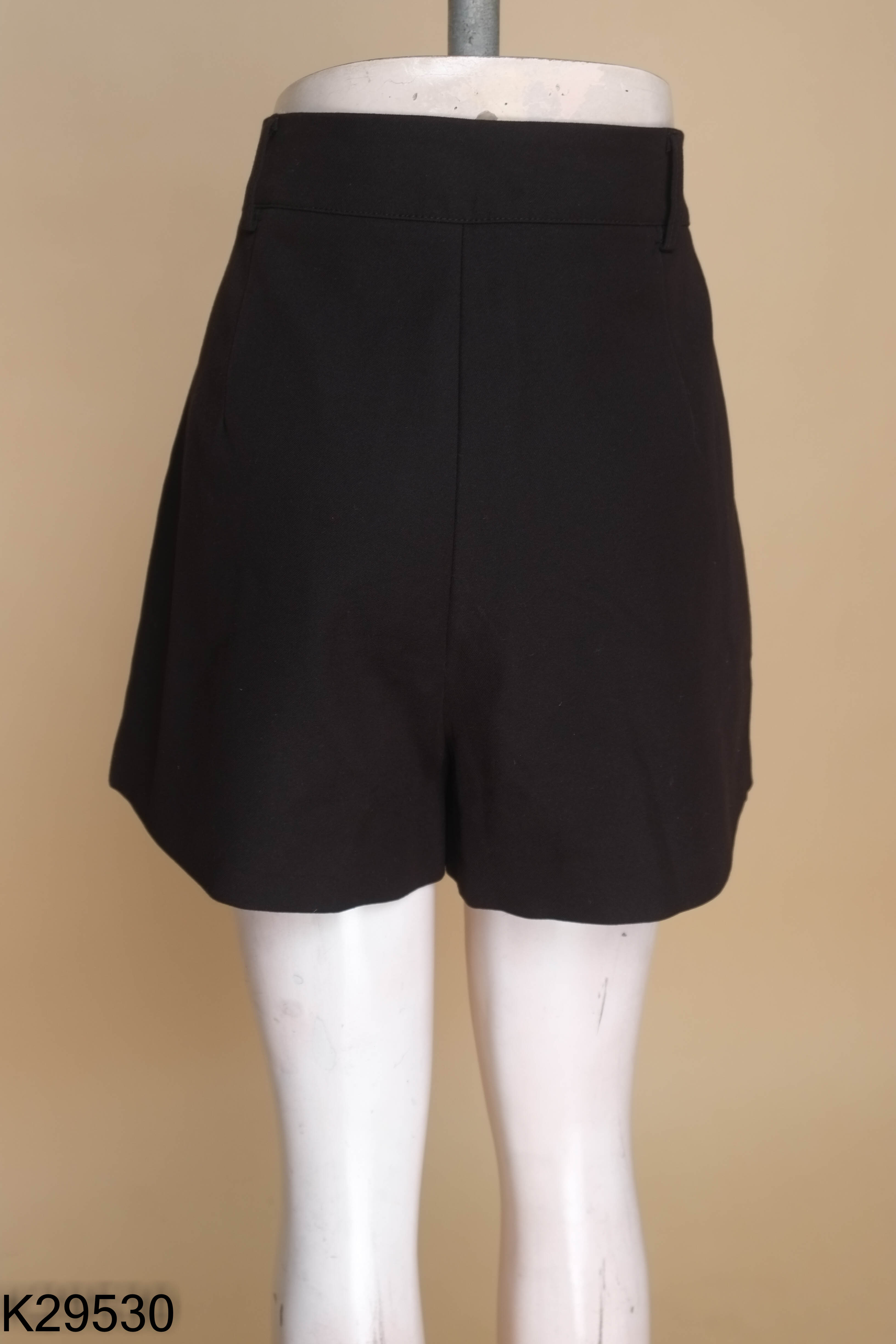 Quần shorts đen ly eo